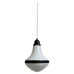 Lámpara colgante de techo antigua vintage Bauhaus de cristal de leche opalino Luzette. Lámpara