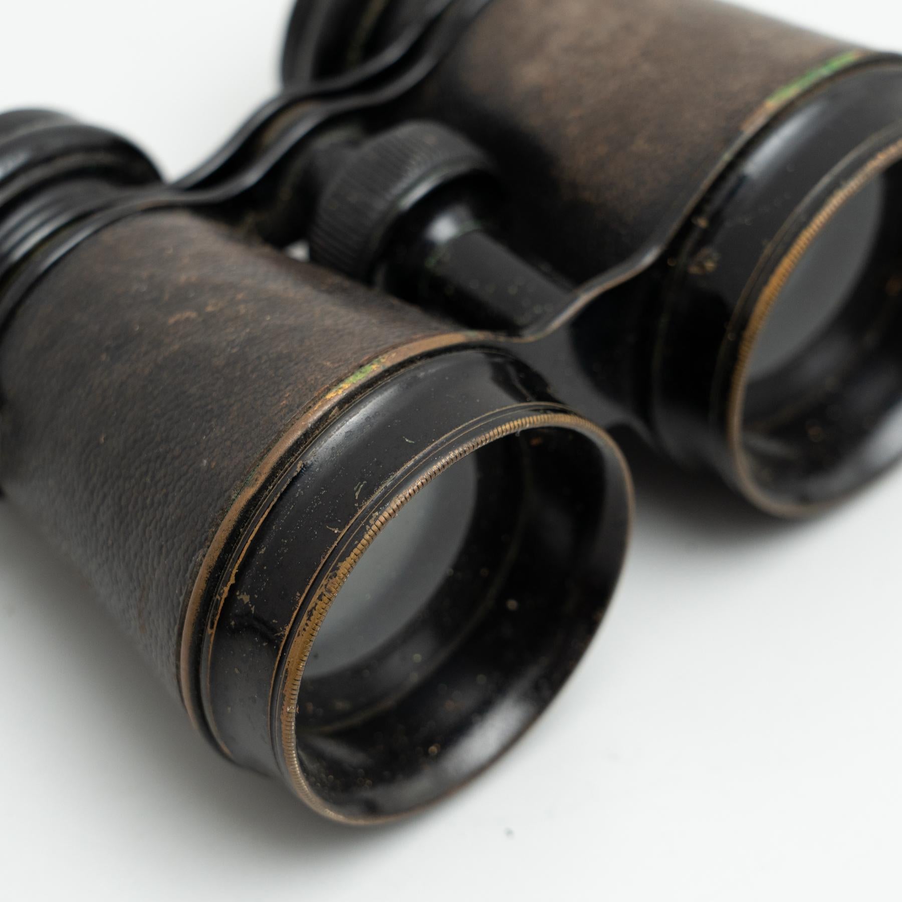 Antique Vintage Binoculars on a Leather Case, circa 1950 For Sale 1