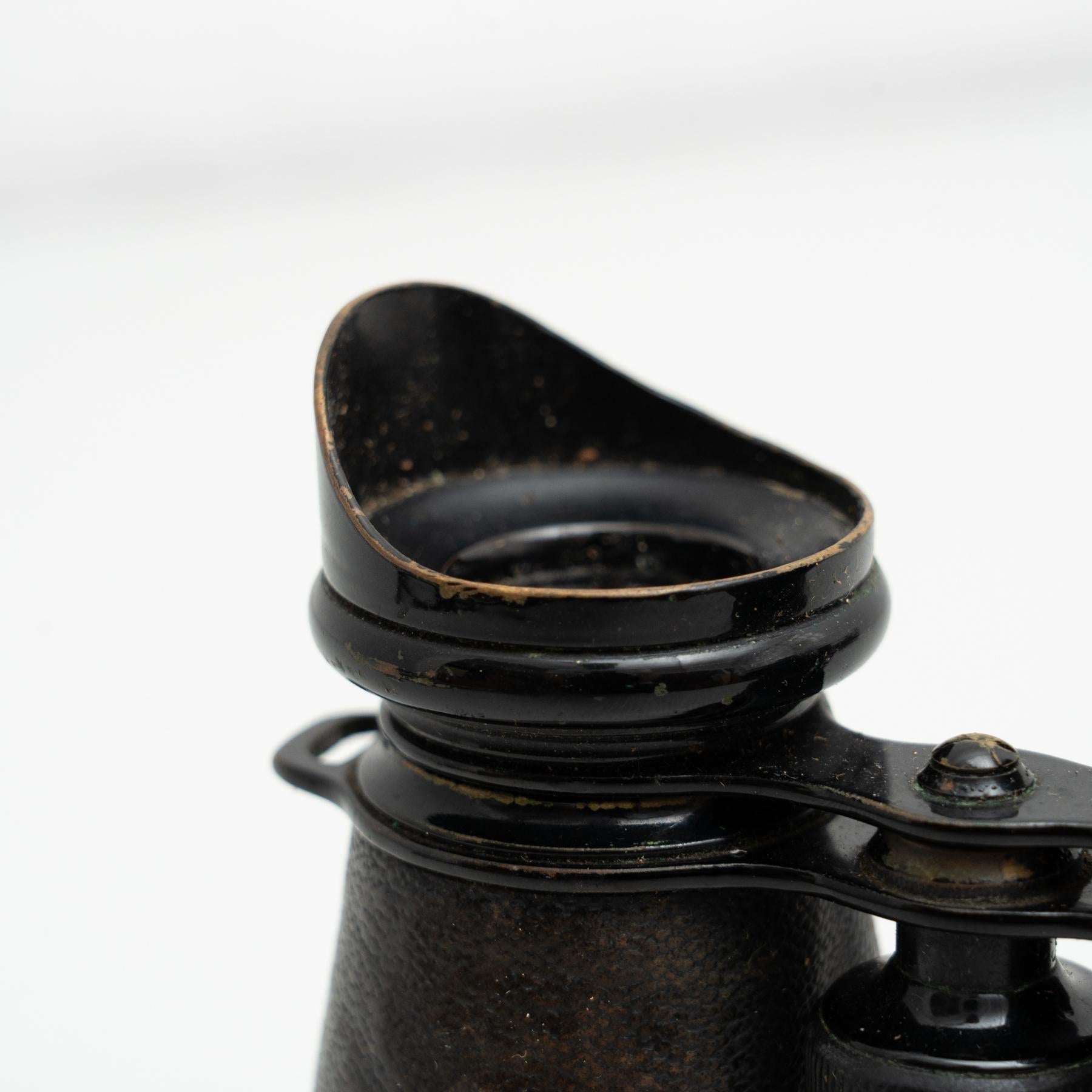 Jumelles anciennes sur étui en cuir, circa 1950 en vente 6