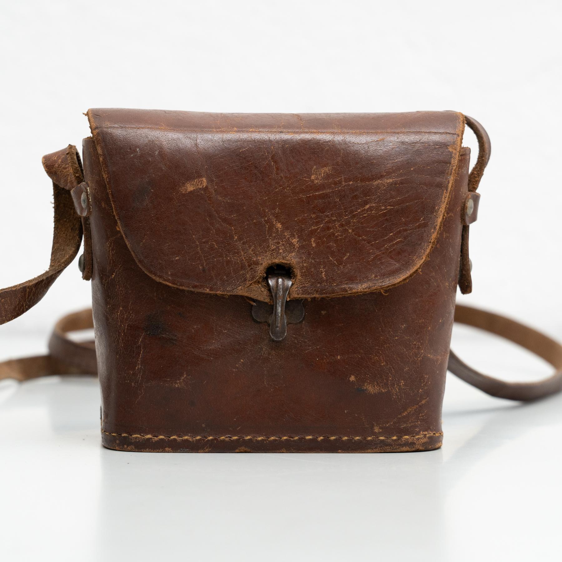 Jumelles anciennes sur étui en cuir, circa 1950 en vente 8