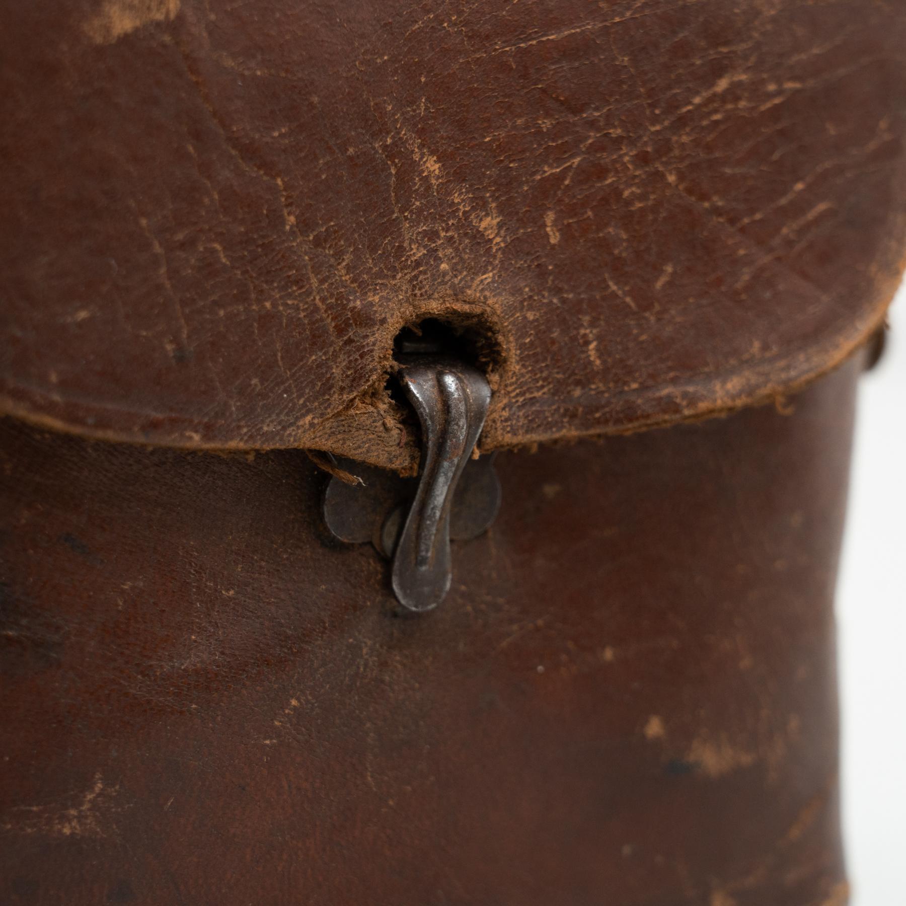 Jumelles anciennes sur étui en cuir, circa 1950 en vente 9