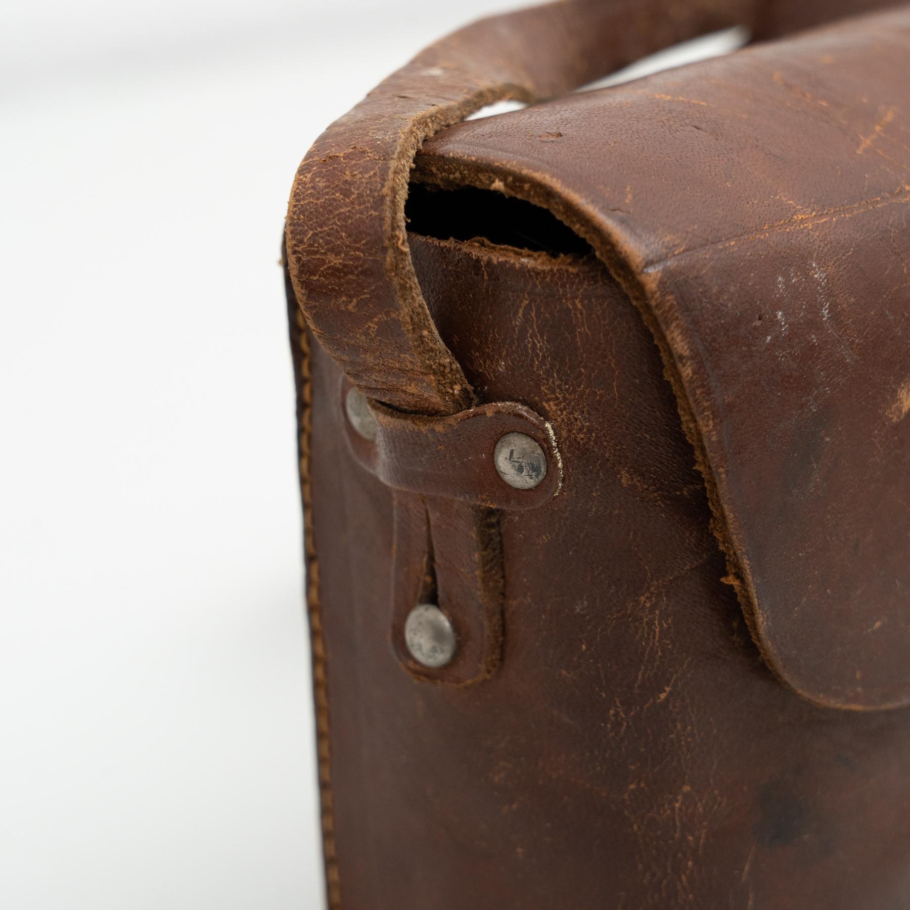 Jumelles anciennes sur étui en cuir, circa 1950 en vente 10