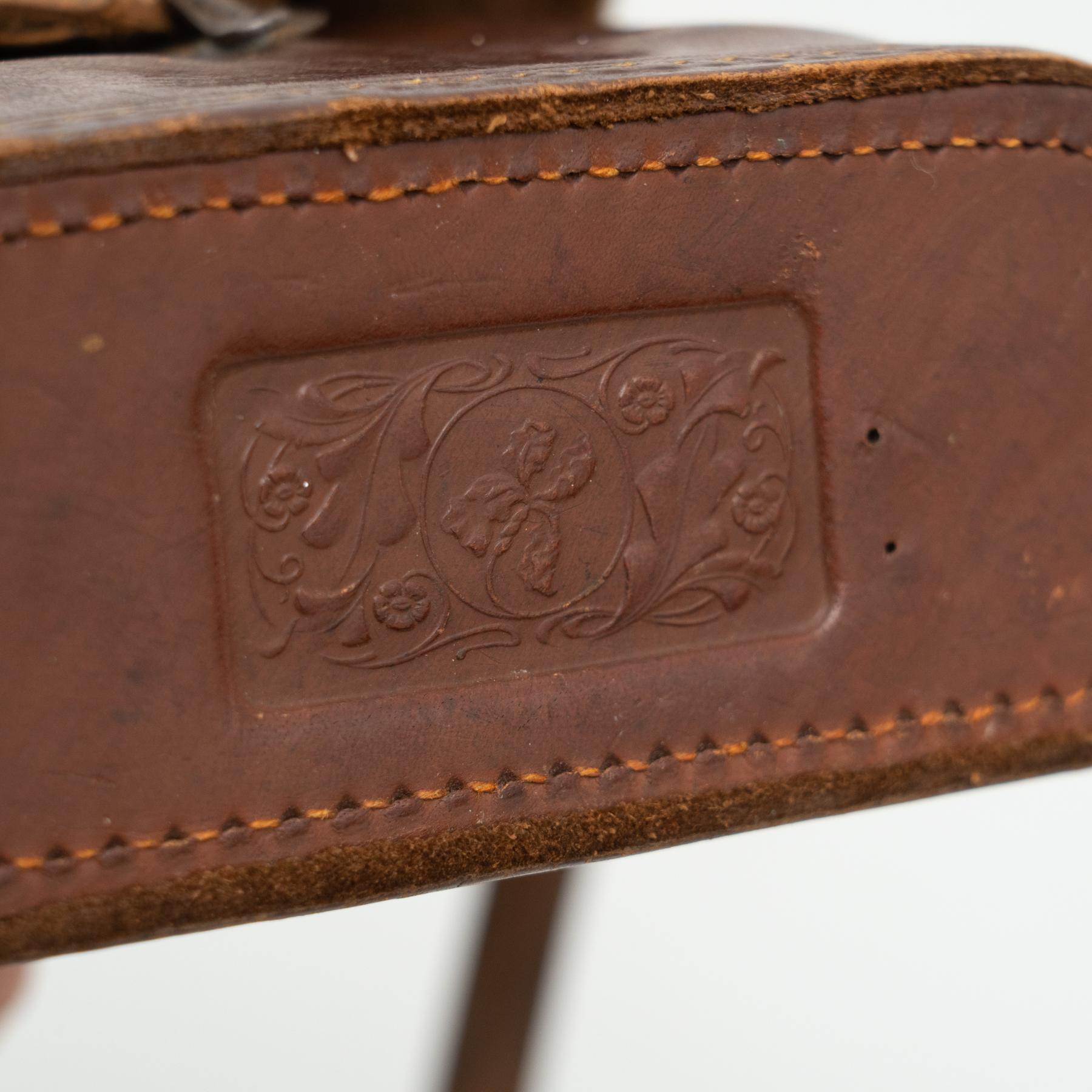 Jumelles anciennes sur étui en cuir, circa 1950 en vente 11