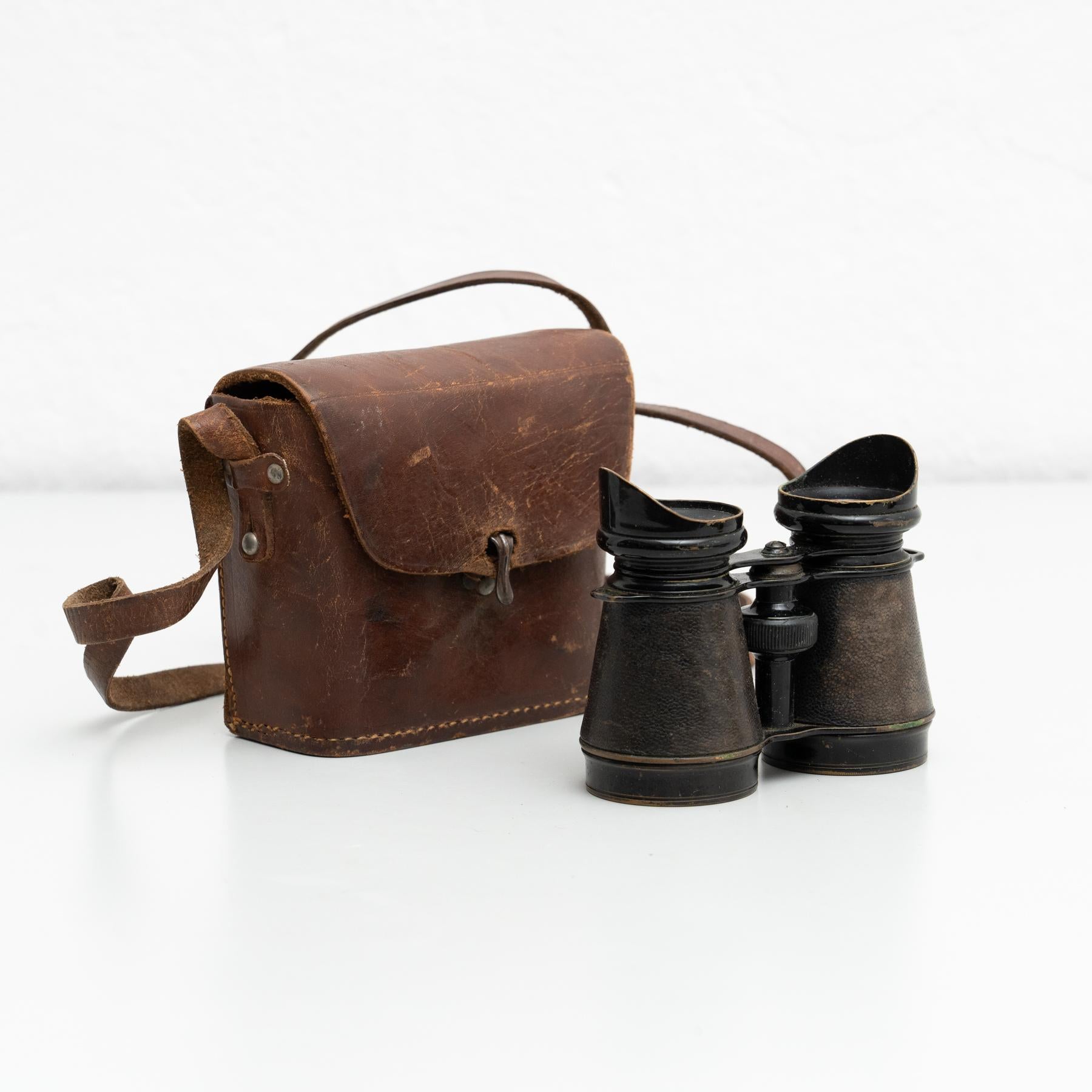 Antique nautical binoculars in a leather strapped case.

Made by unknown manufacturer, circa 1950.

In original condition, with some visible signs of previous use and age, preserving a beautiful patina.

Materials:
Metal.
Glass.
Leather.
 