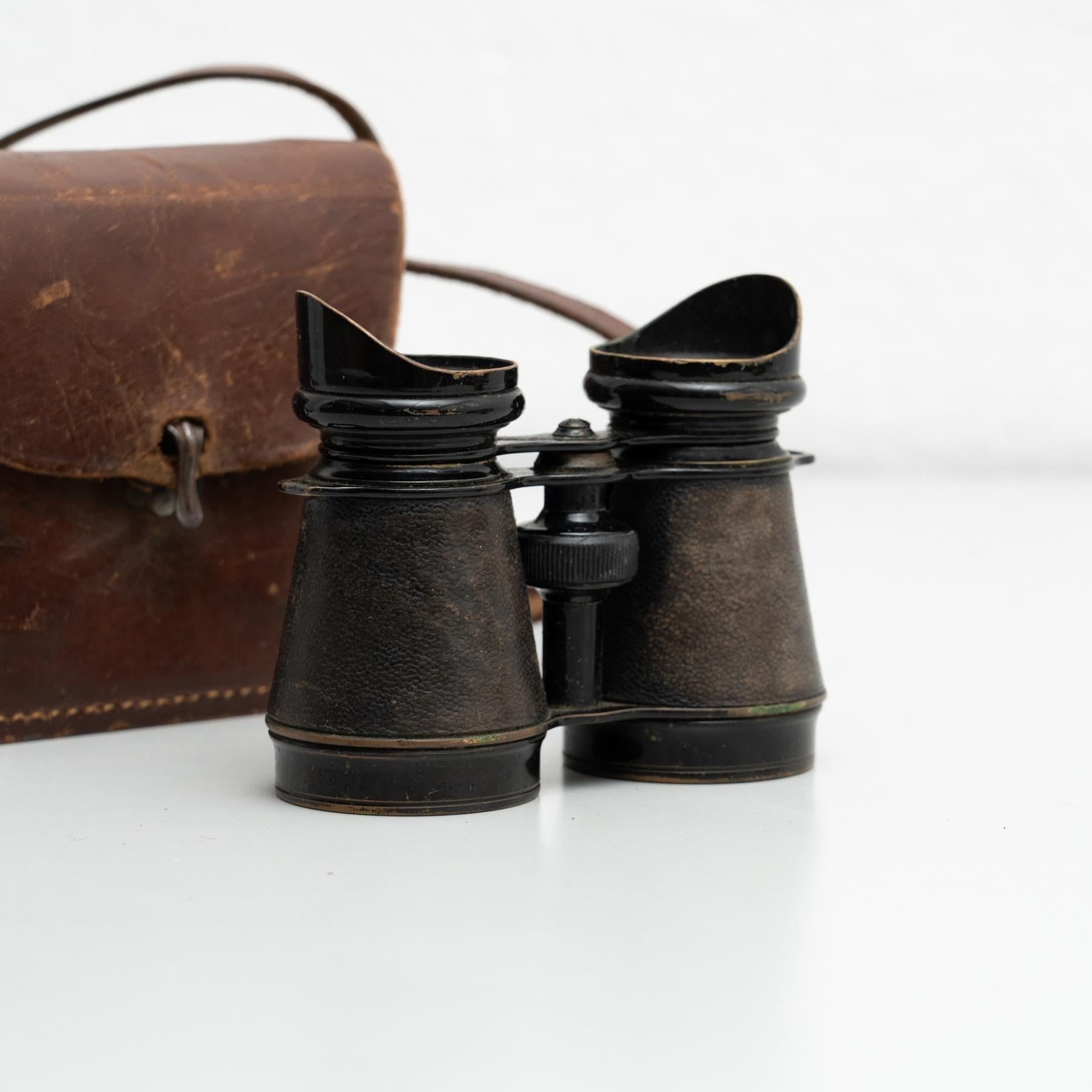 Mid-Century Modern Jumelles anciennes sur étui en cuir, circa 1950 en vente