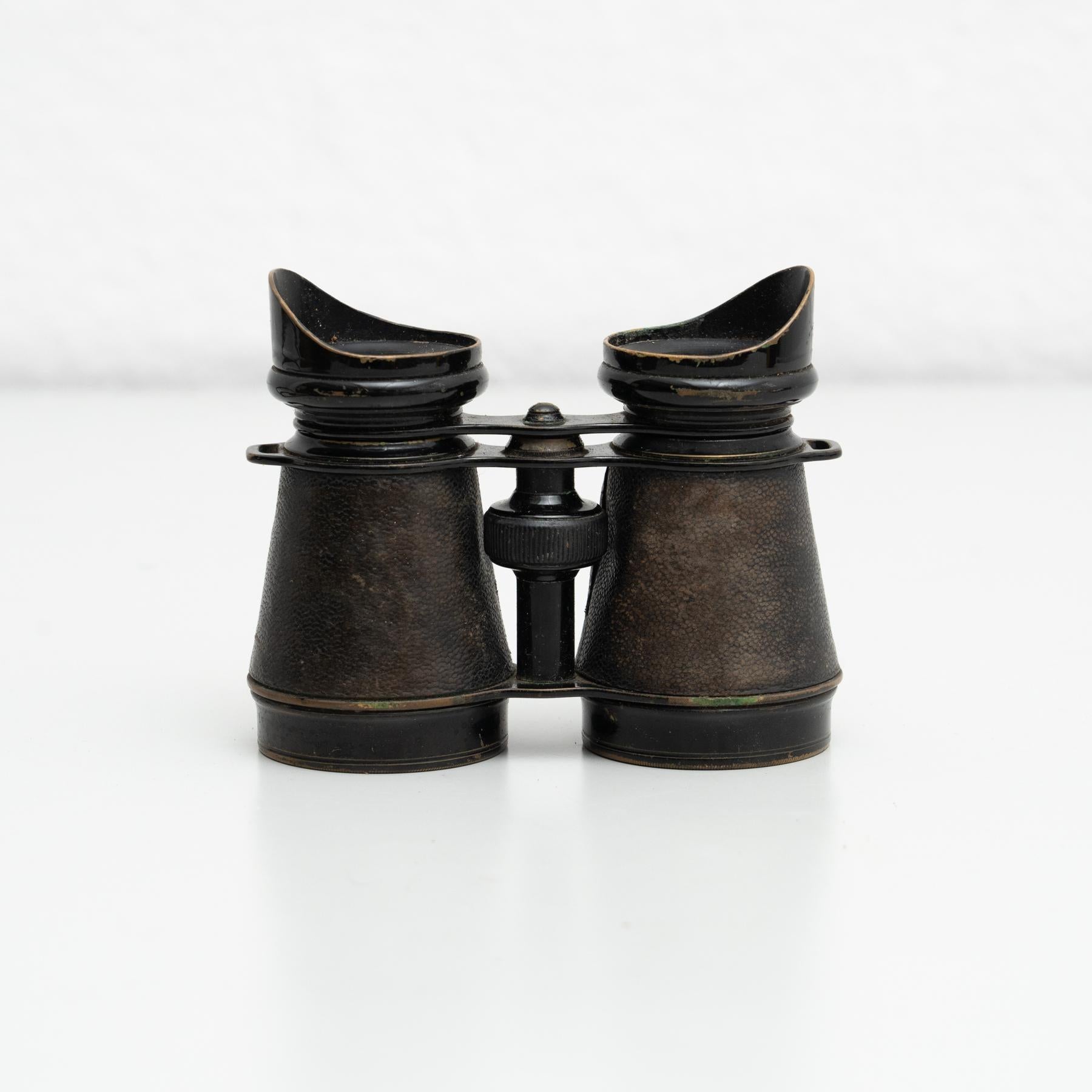 Asiatique Jumelles anciennes sur étui en cuir, circa 1950 en vente