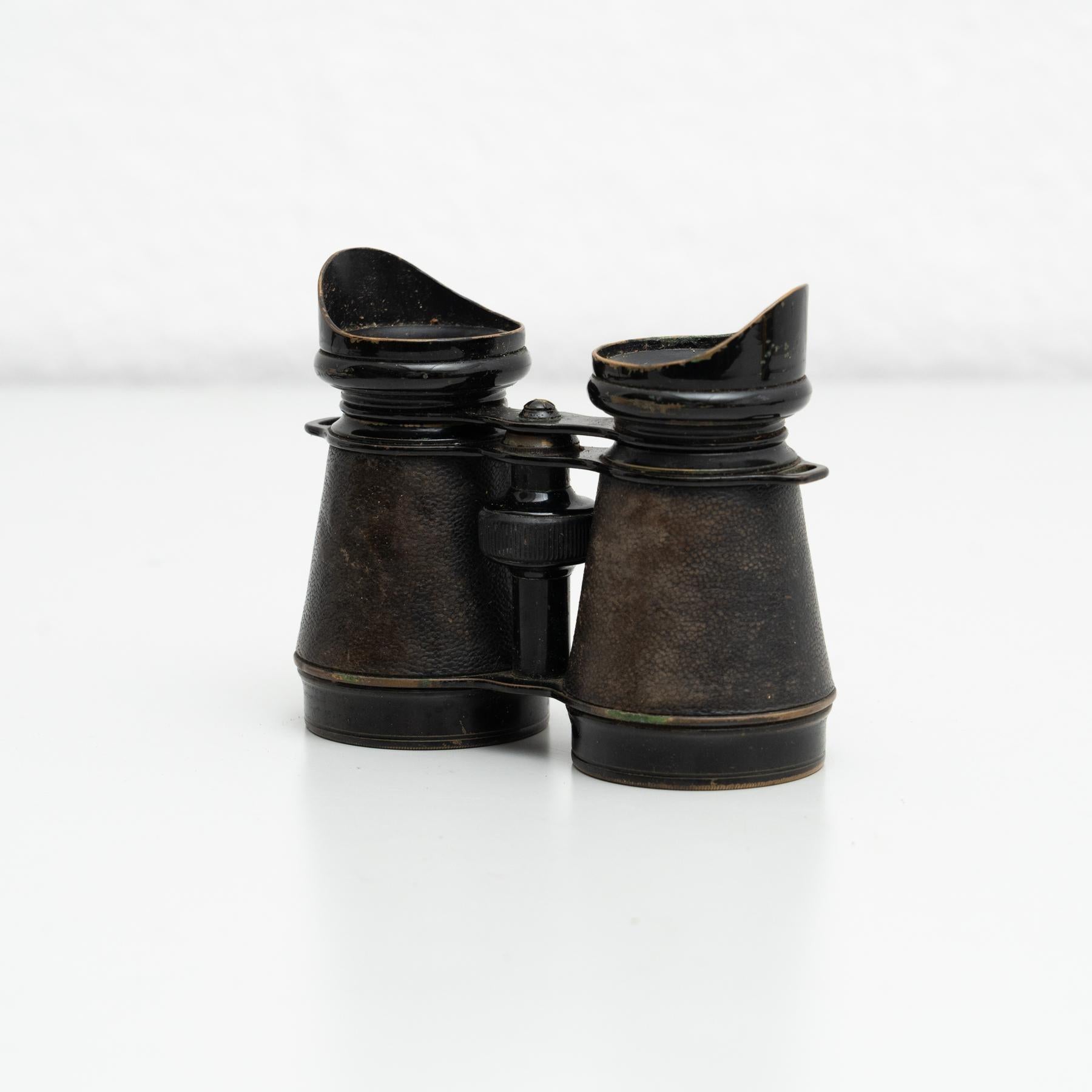 Jumelles anciennes sur étui en cuir, circa 1950 Bon état - En vente à Barcelona, ES