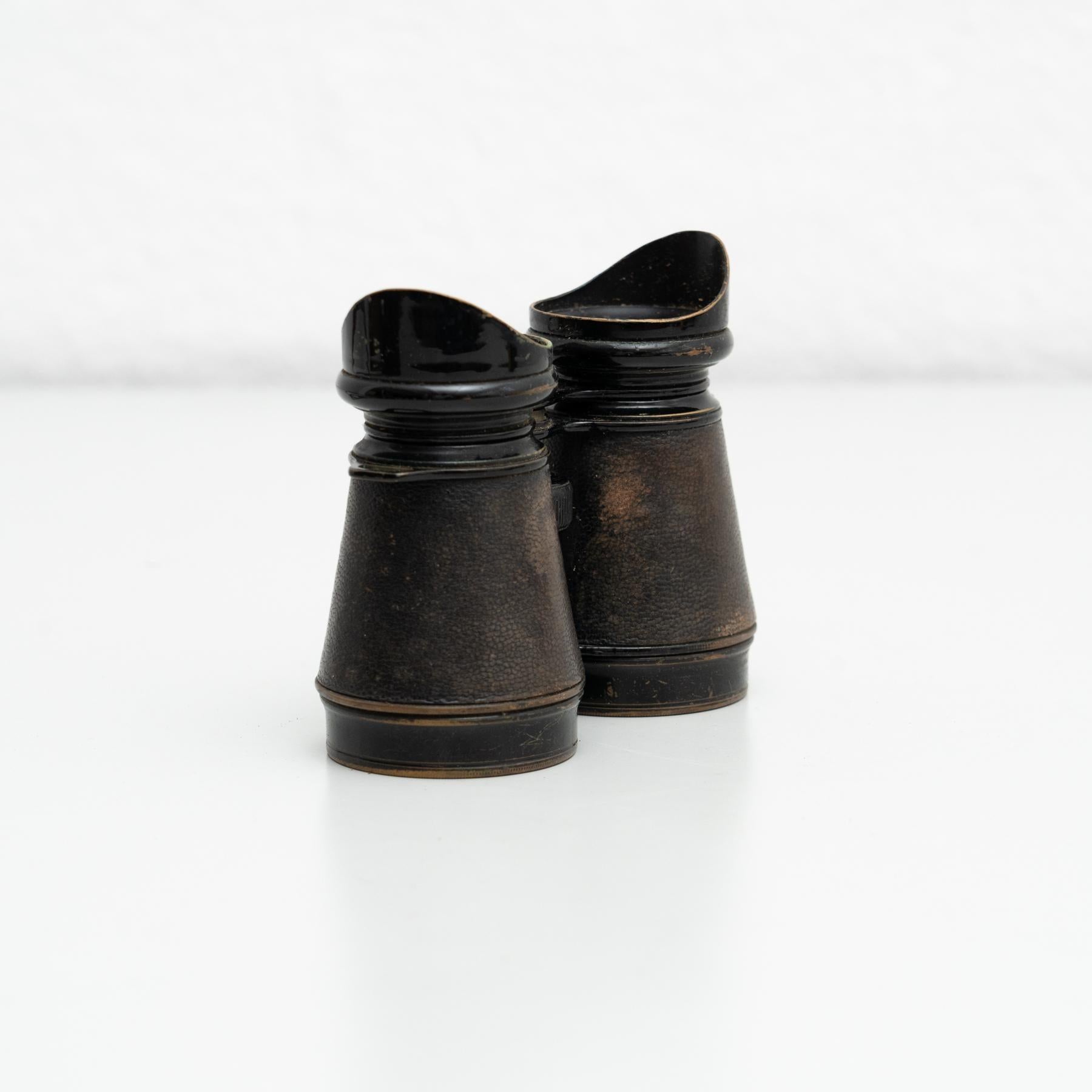 Cuir Jumelles anciennes sur étui en cuir, circa 1950 en vente