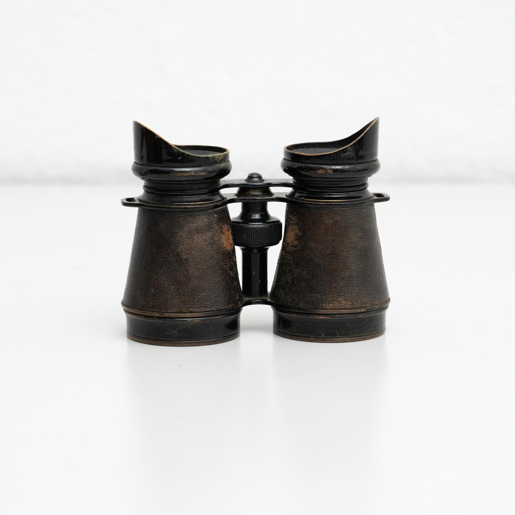 Antique Vintage Binoculars on a Leather Case, circa 1950 In Fair Condition For Sale In Barcelona, Barcelona