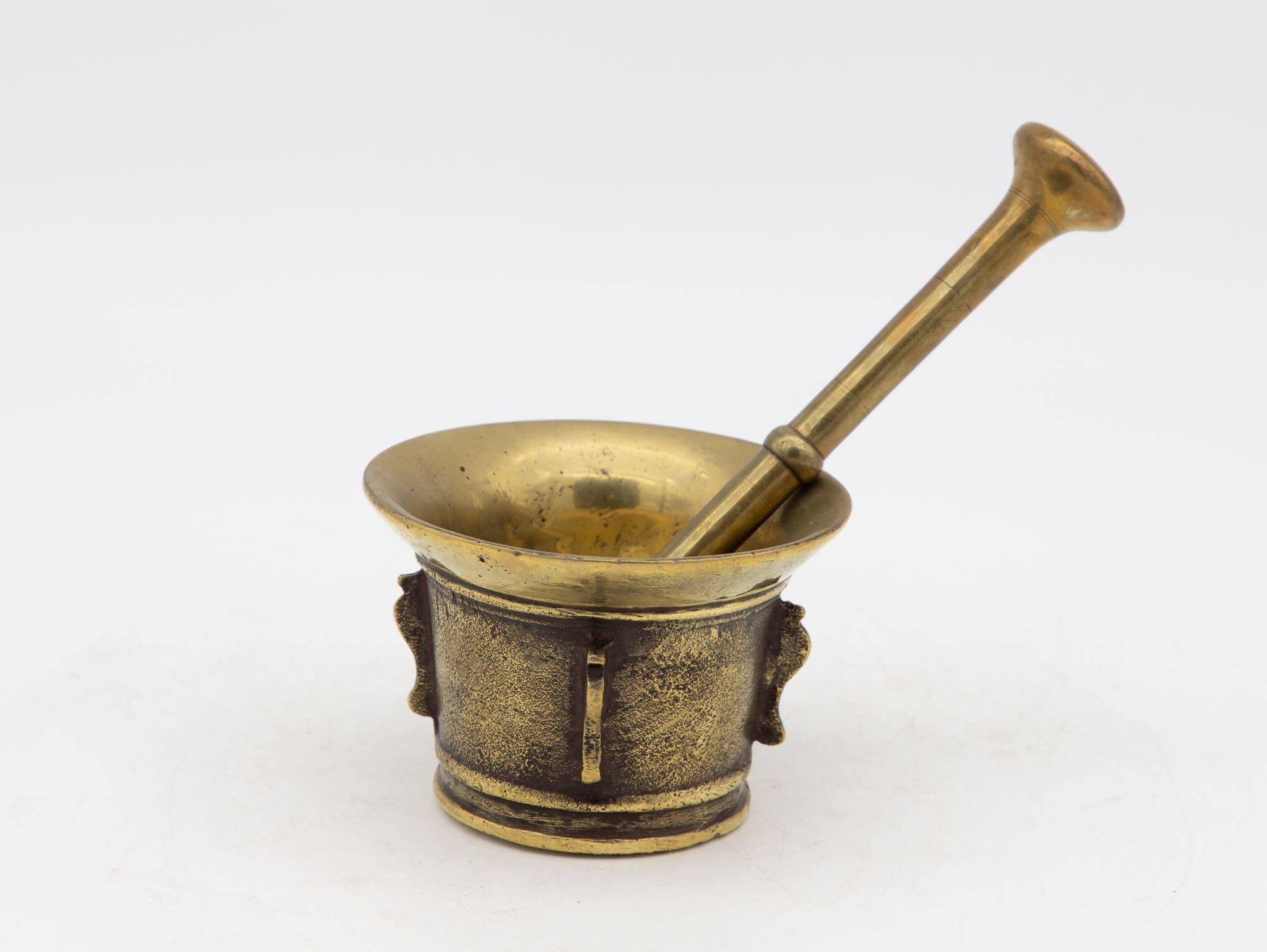Antique Vintage Brass Mortar and Pestle In Distressed Condition For Sale In South Salem, NY