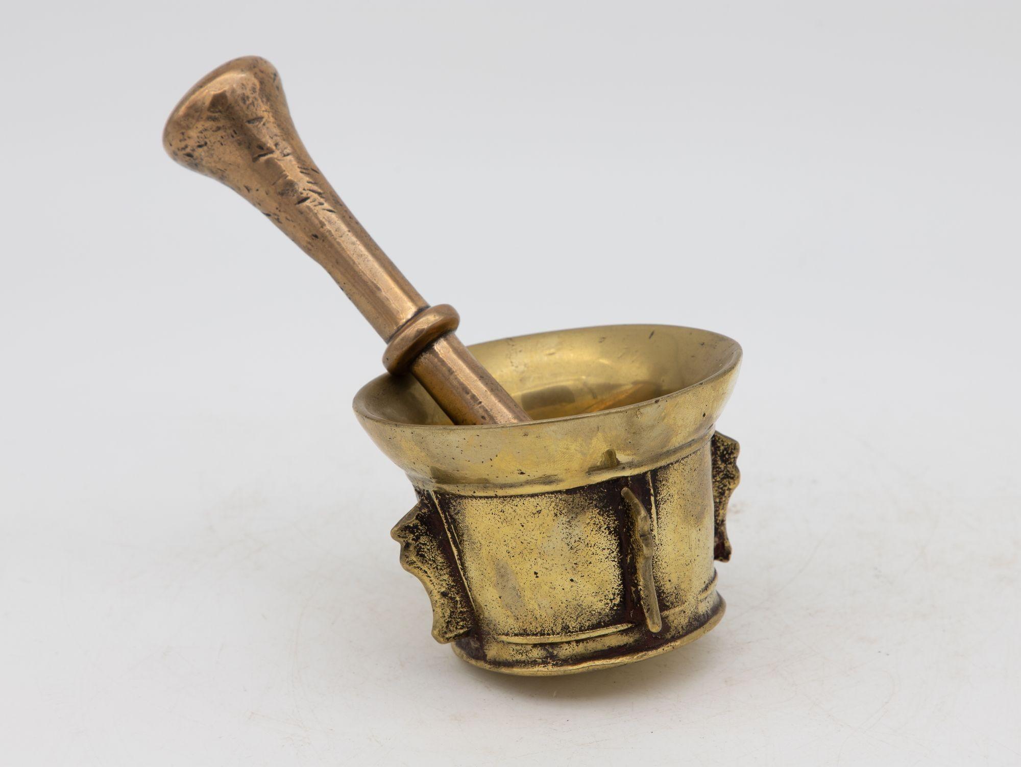 Antique Vintage Brass Mortar and Pestle In Distressed Condition For Sale In South Salem, NY