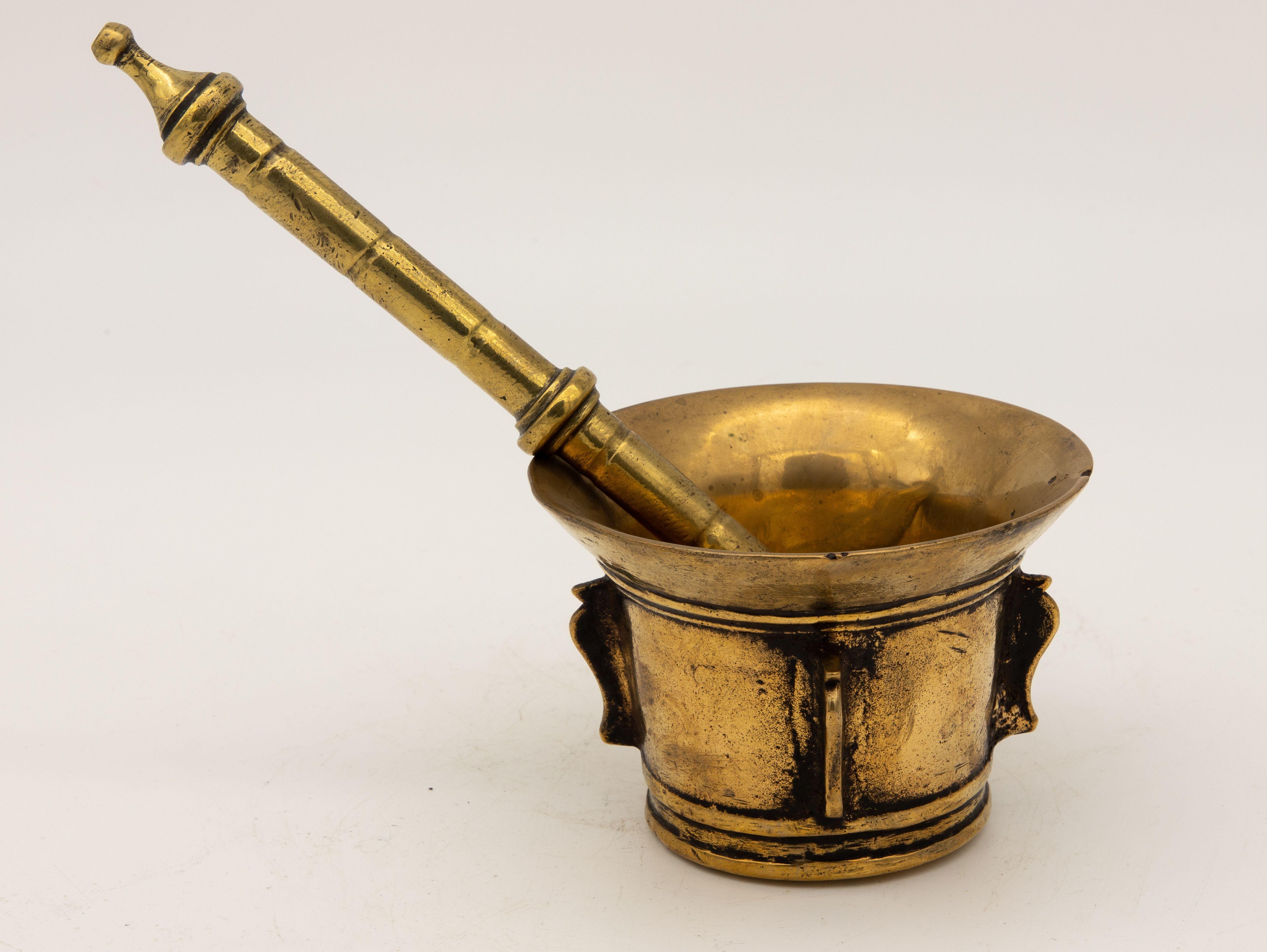 Antique Vintage Brass Mortar and Pestle In Good Condition For Sale In South Salem, NY