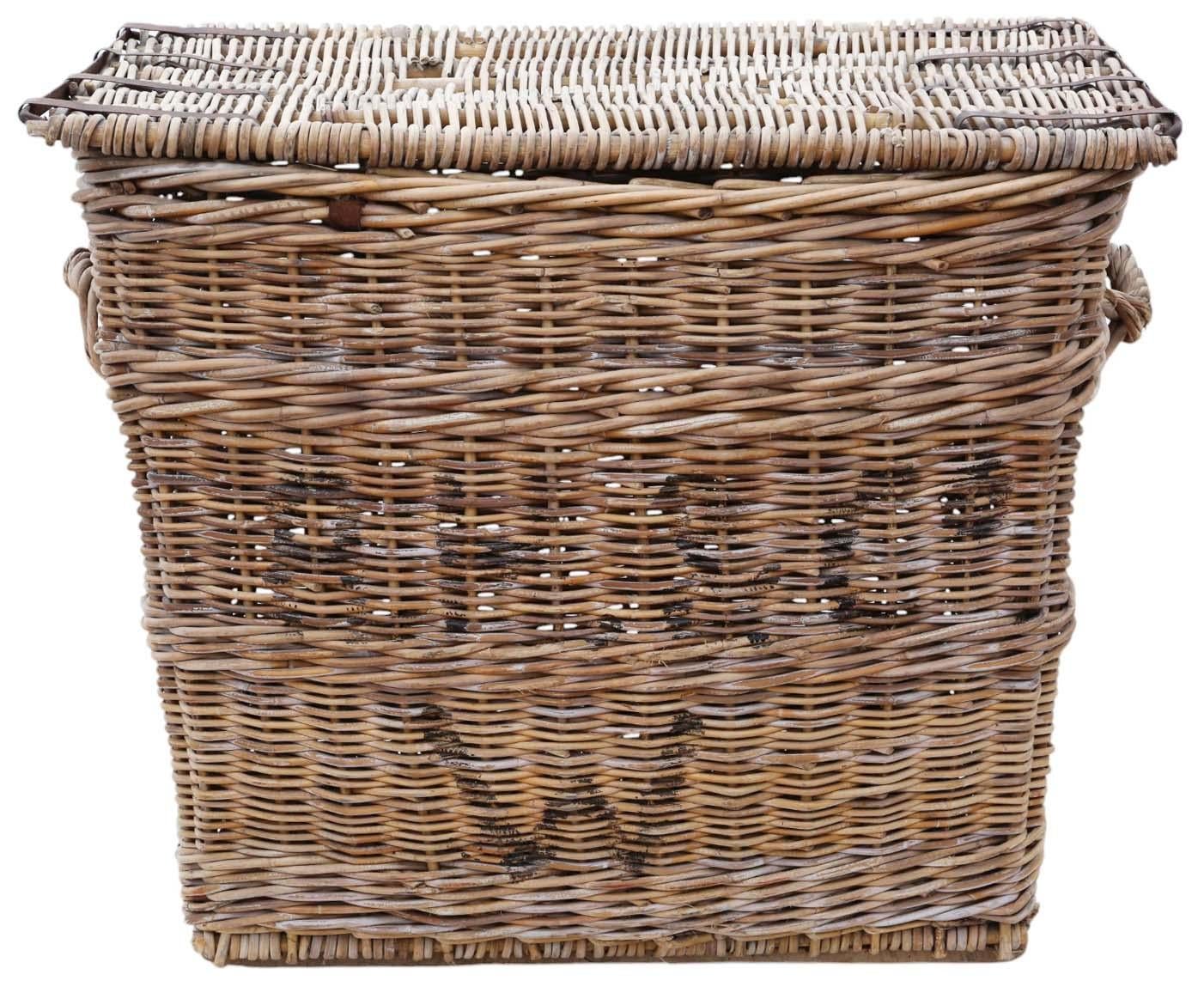 Antique Vintage Cane Large Strong Log or Storage Basket - Idéal pour Country House ou Hotel

Cette impressionnante bûche ou panier de rangement en rotin, datant de la première moitié du XXe siècle, est une pièce rare. Avec sa construction robuste et
