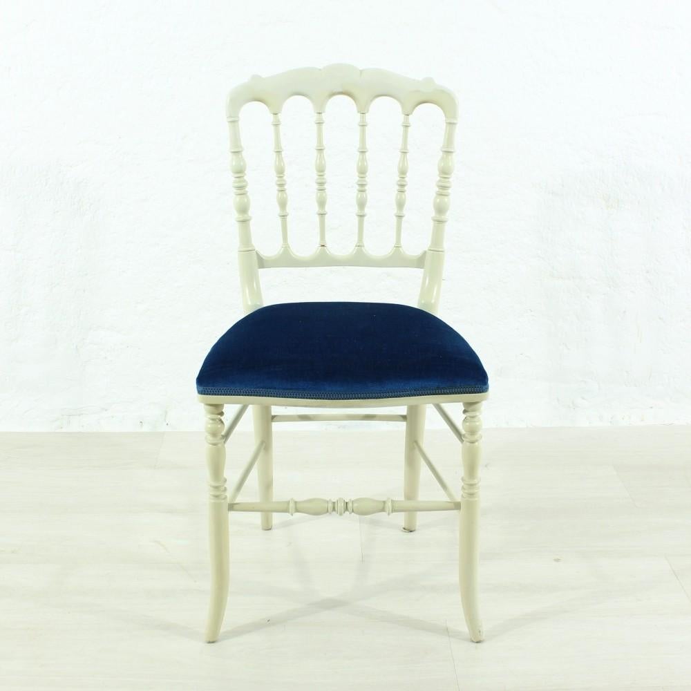 Lacquered wood, textile seating
Very good age-related used state.