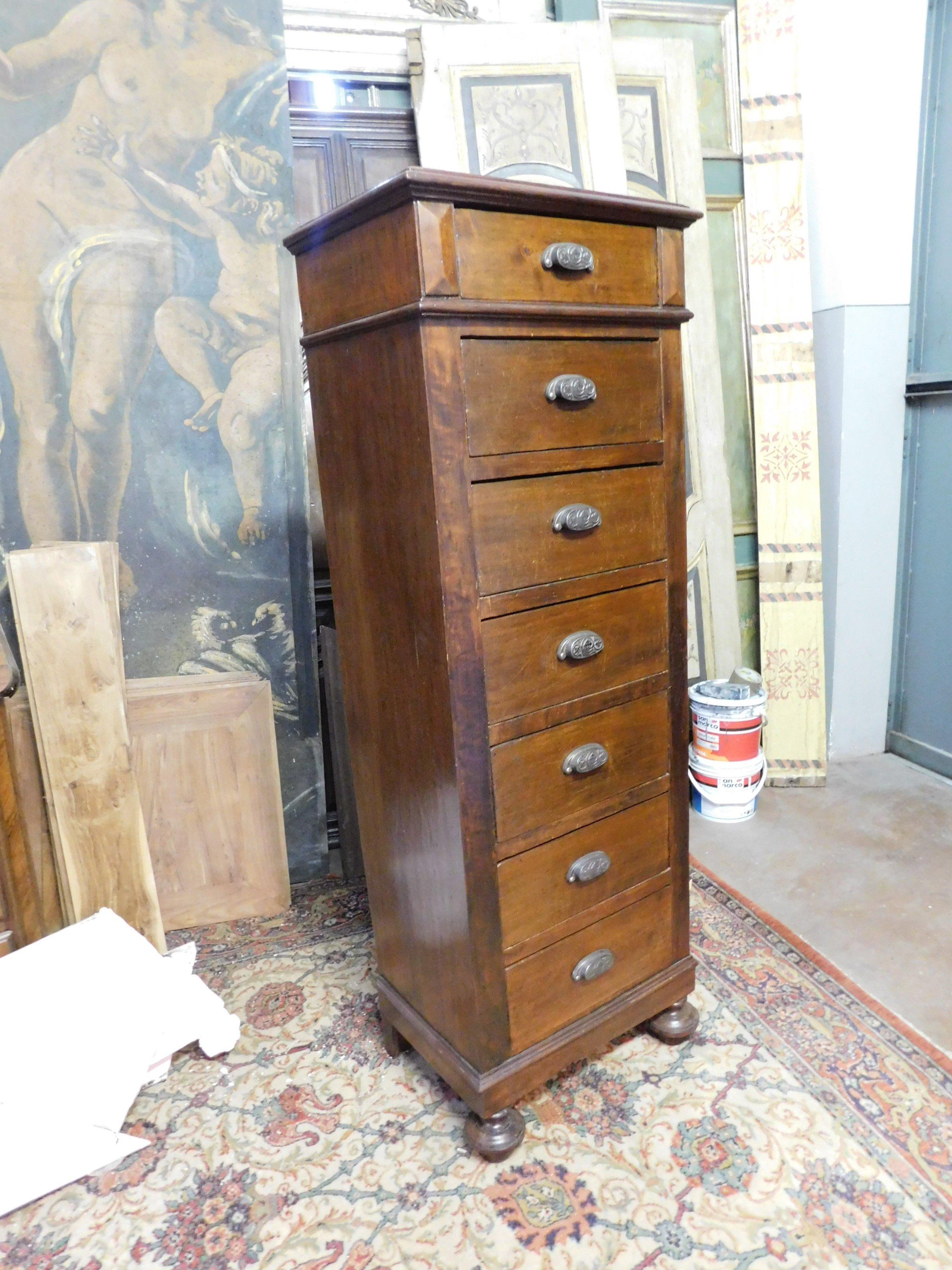 Antique chest of drawers, weekly cabinet with 7 drawers, built in mighty brown walnut wood, wood veneer technique, in excellent condition, ready to use and very beautiful. Handmade in the late 19th century in Italy.
Typical bedroom chest of
