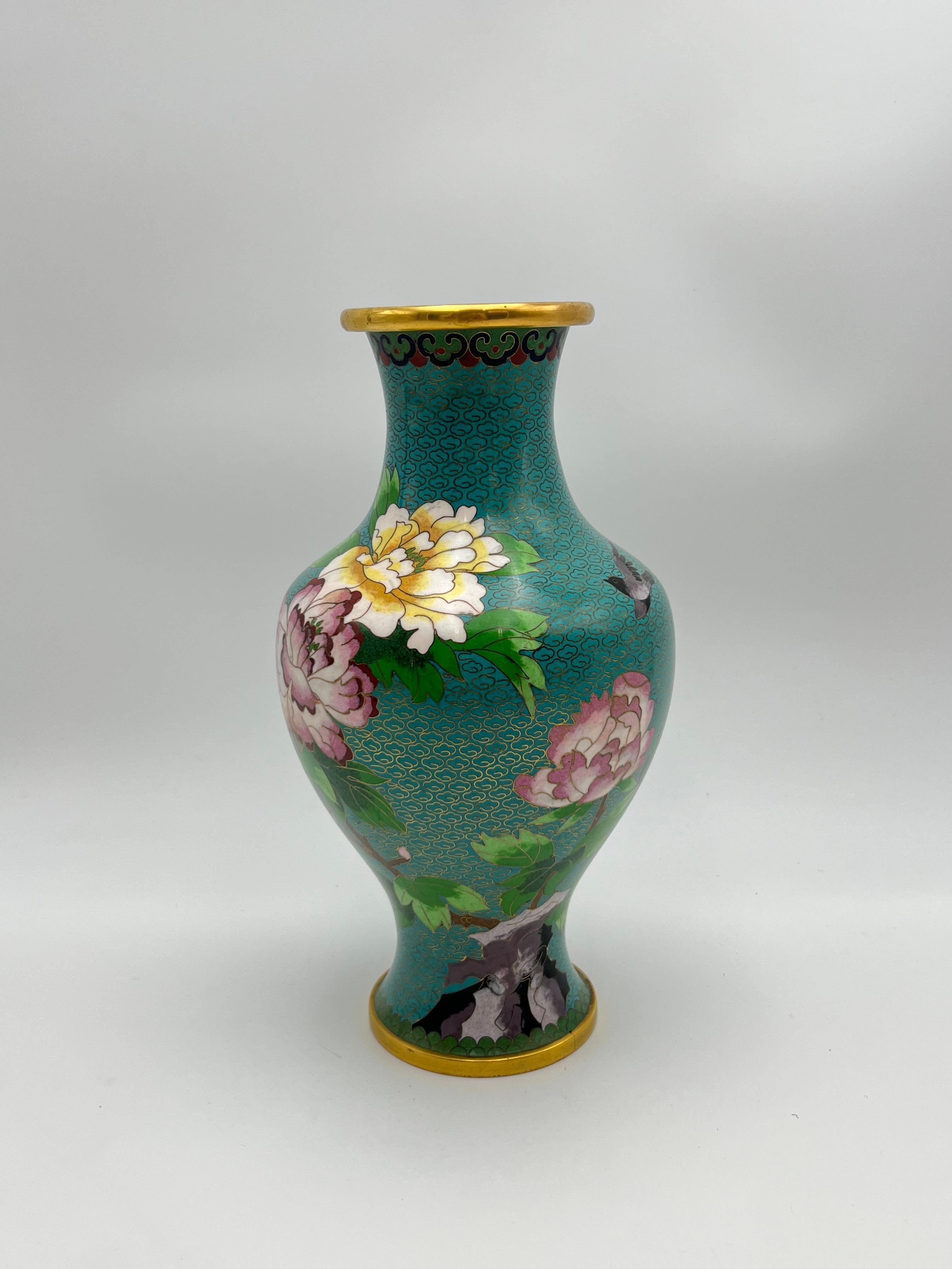 Vaso cloisonné cinese antico / vintage - inizio XX secolo

Uno splendido vaso cloisonné in stile primitivo realizzato nella prima metà del 1900. Realizzato in bronzo/rame con finitura dorata, presenta intricati motivi floreali e uccelli fatti a mano