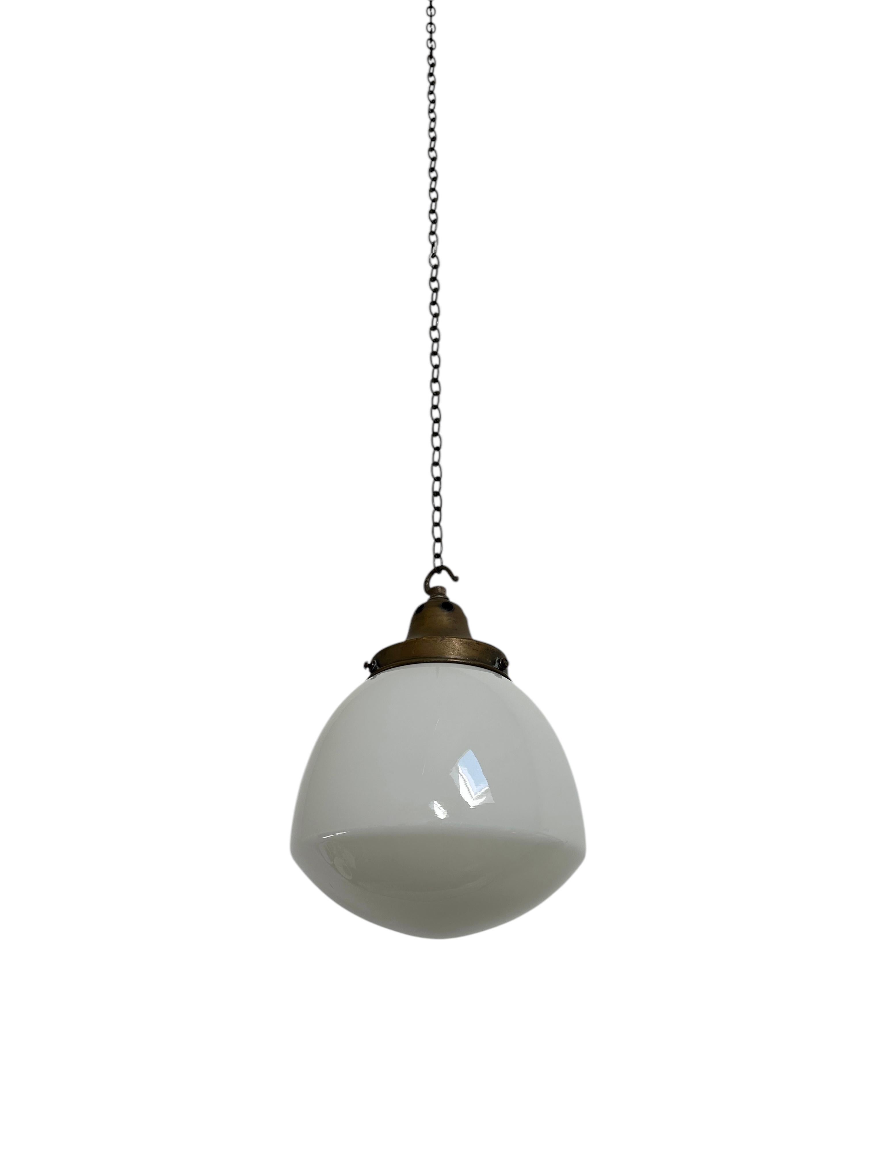 - Un piccolo pendente da soffitto opalino da chiesa, Inghilterra, 1930 circa.
- Il vetro opalino ha una bella forma ovale ed è tenuto in posizione da una galleria in ottone patinato.  
- Ricablato in flex intrecciato marrone scuro e testato dal