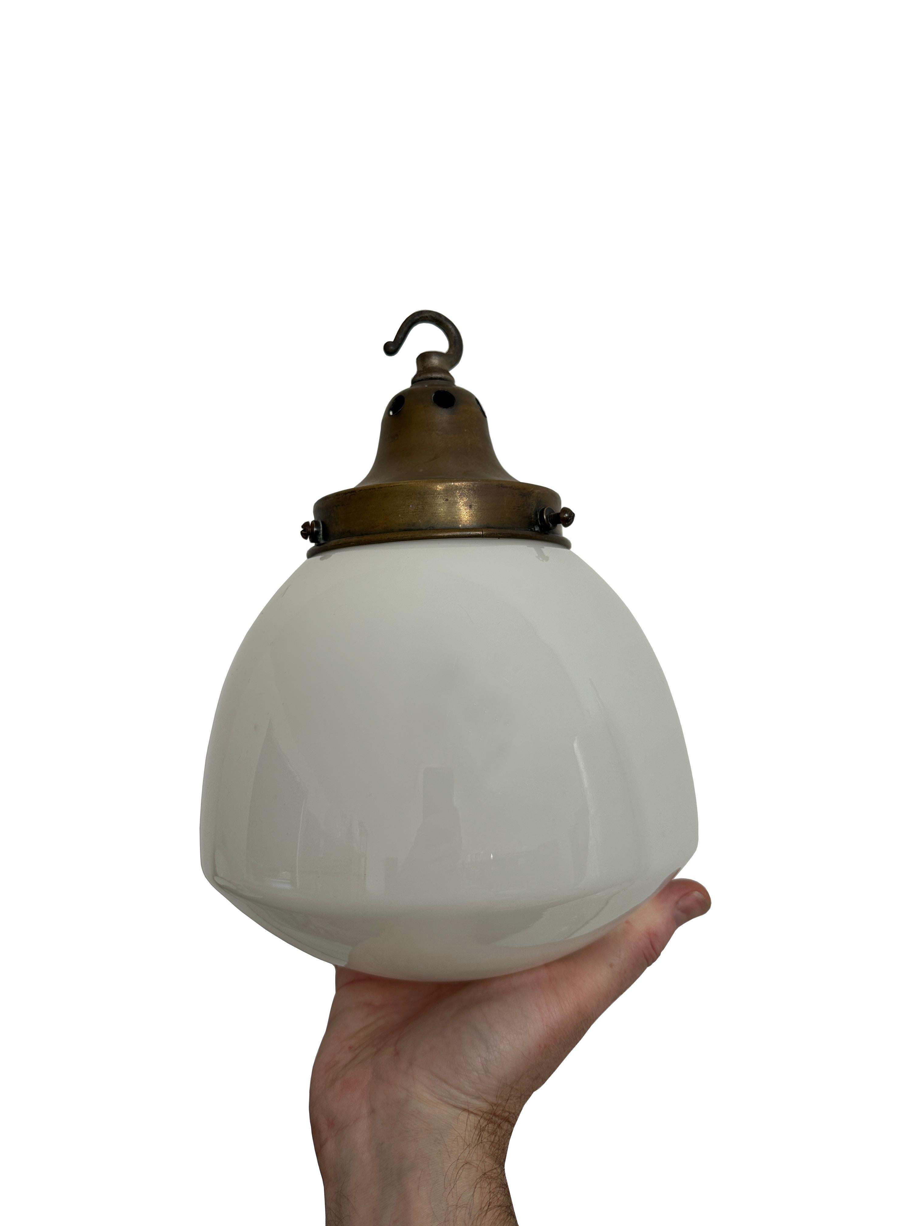 Britannico Lampada a sospensione da soffitto in ottone ovale in vetro lattiginoso opalino d'epoca della chiesa in vendita