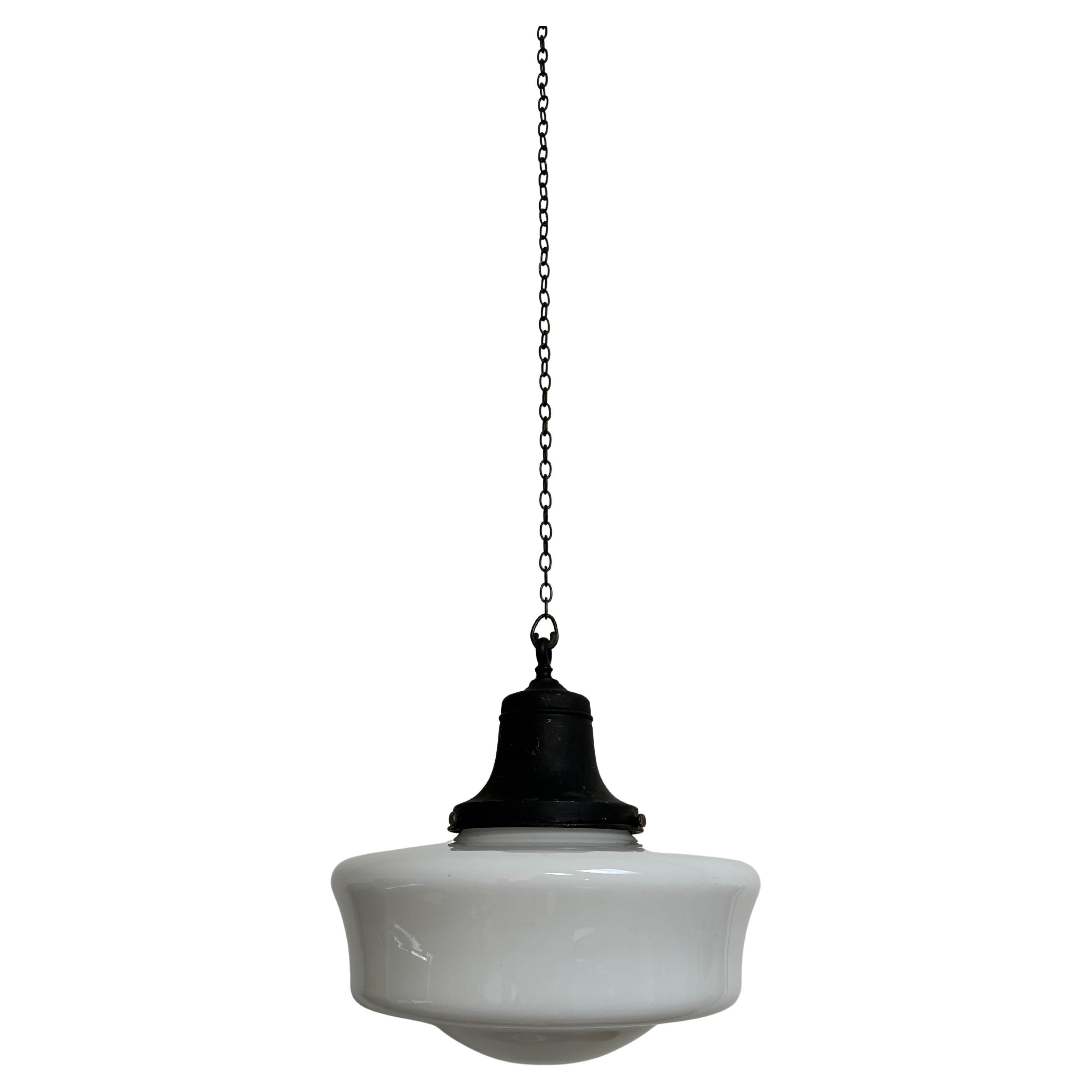 - Fabuleuse suspension d'église en verre opalin avec galerie en cuivre patiné, Angleterre vers 1930.
- Usures dues à l'âge, l'ensemble est en bon état, la galerie en acier est usée par le temps.
- Recâblé avec un câble tressé et testé selon la norme