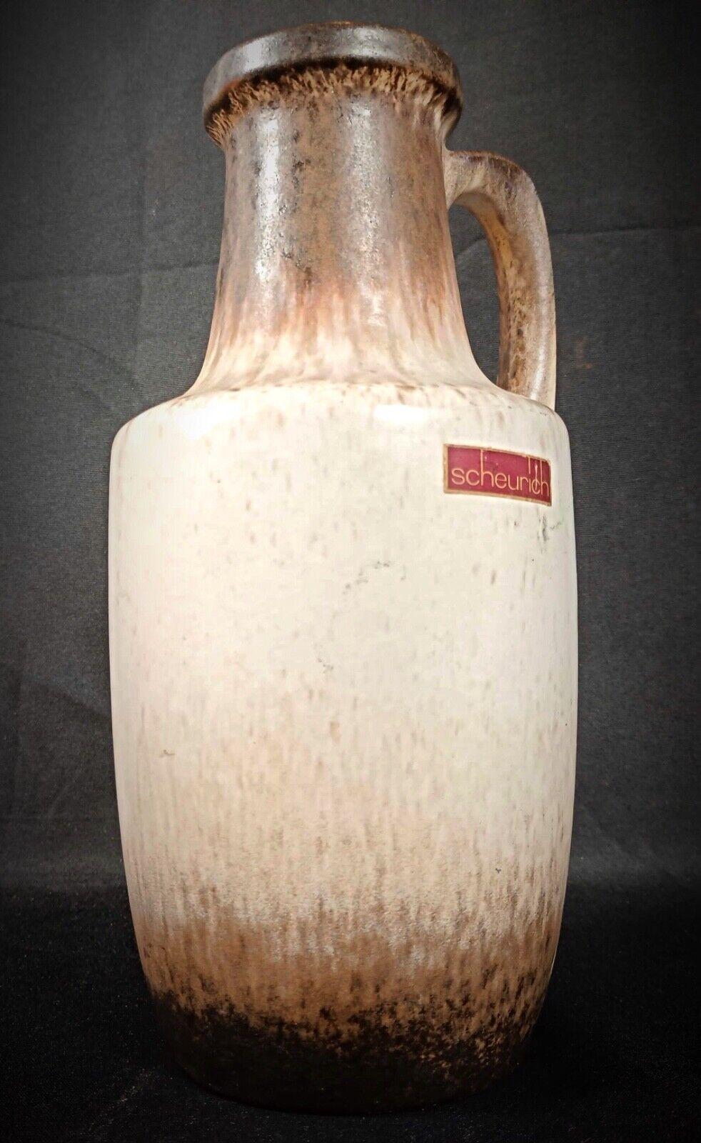 Antica brocca d'argilla vintage 
