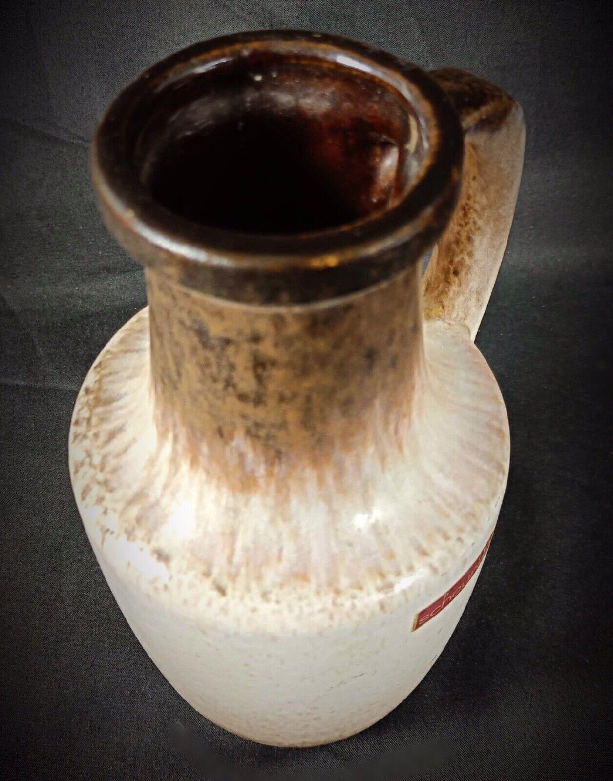 Antica brocca d'argilla vintage 