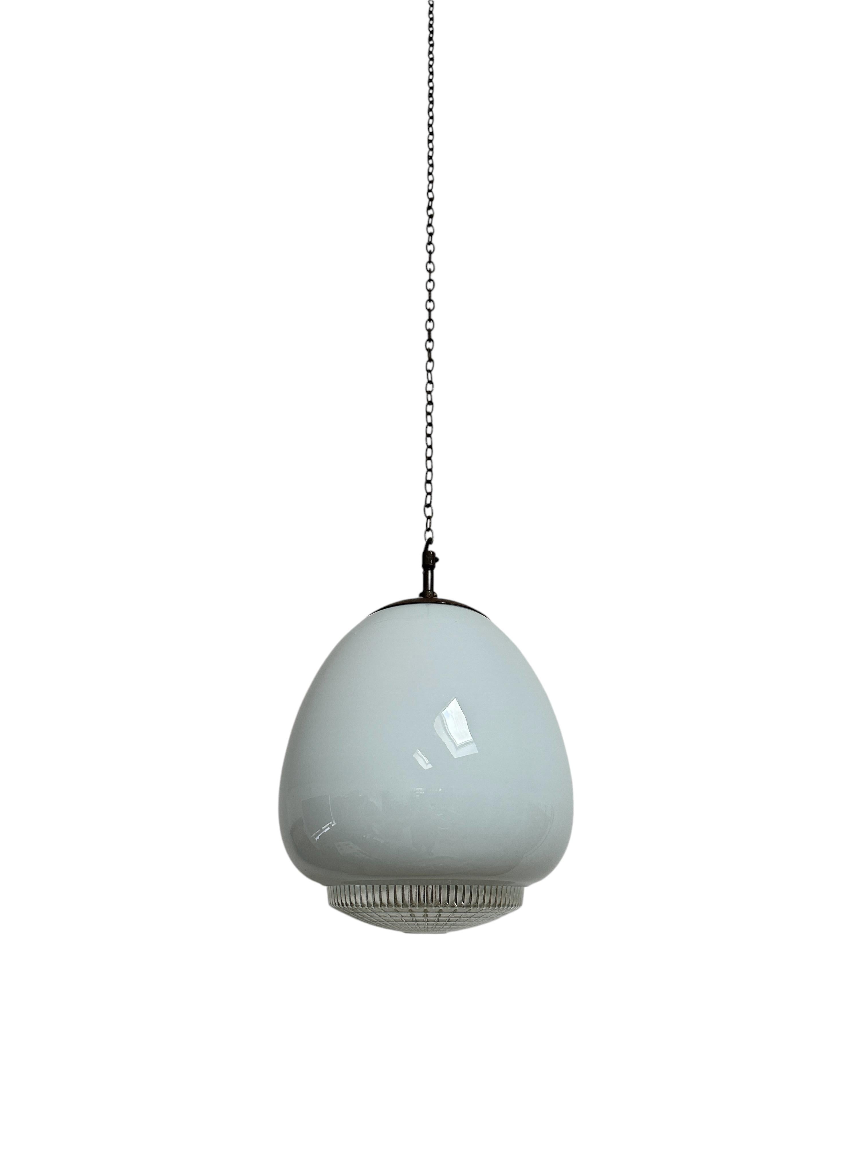 Britannico Lampada a sospensione da soffitto in vetro lattimo opalino diffuso Tulipano d'epoca in vendita