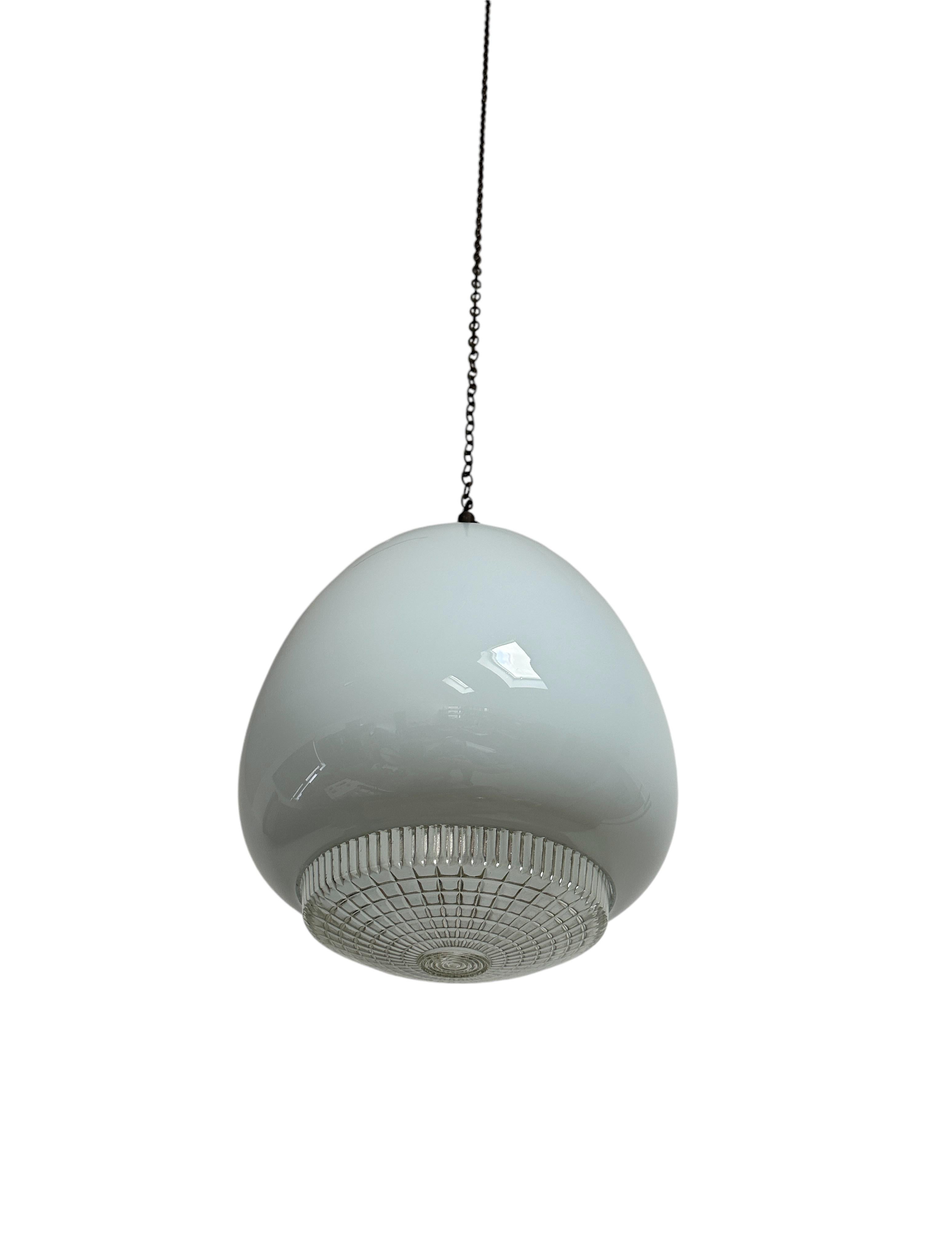 Lampada a sospensione da soffitto in vetro lattimo opalino diffuso Tulipano d'epoca In condizioni buone in vendita a Sale, GB
