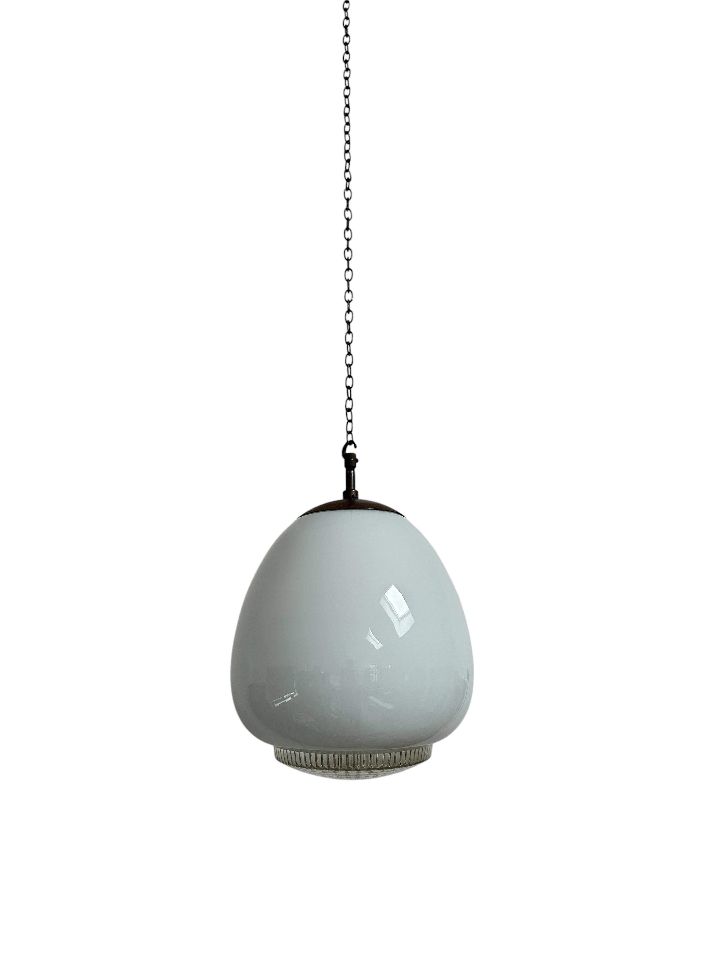 XX secolo Lampada a sospensione da soffitto in vetro lattimo opalino diffuso Tulipano d'epoca in vendita