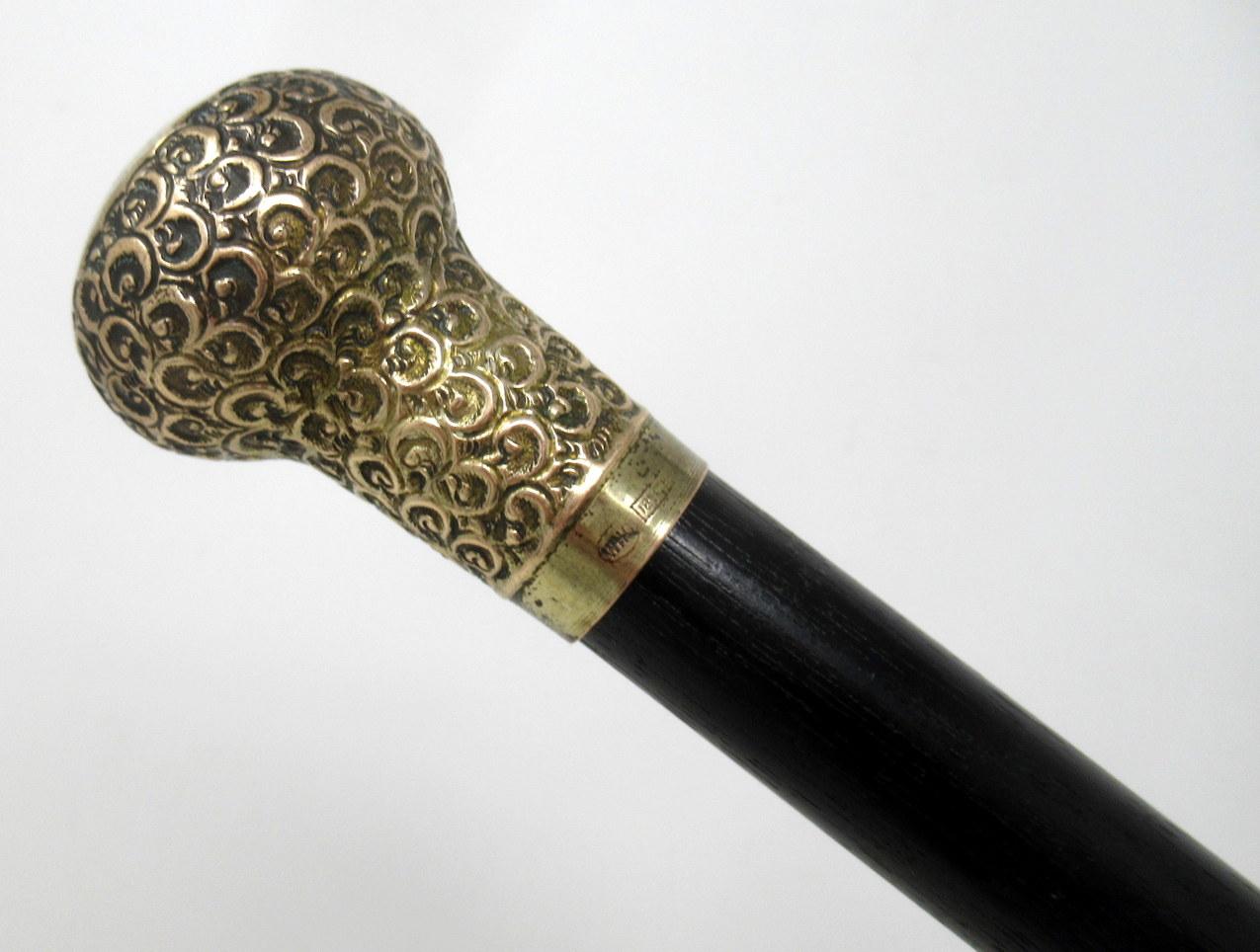 Fine quality ebonized ebony walking cane with highly decorative embossed 18-carat gold-plated on brass mount, last quarter of the 19th century.

The embossed and plain gold knopped grip above a tapering ebonized shaft with a later rubber