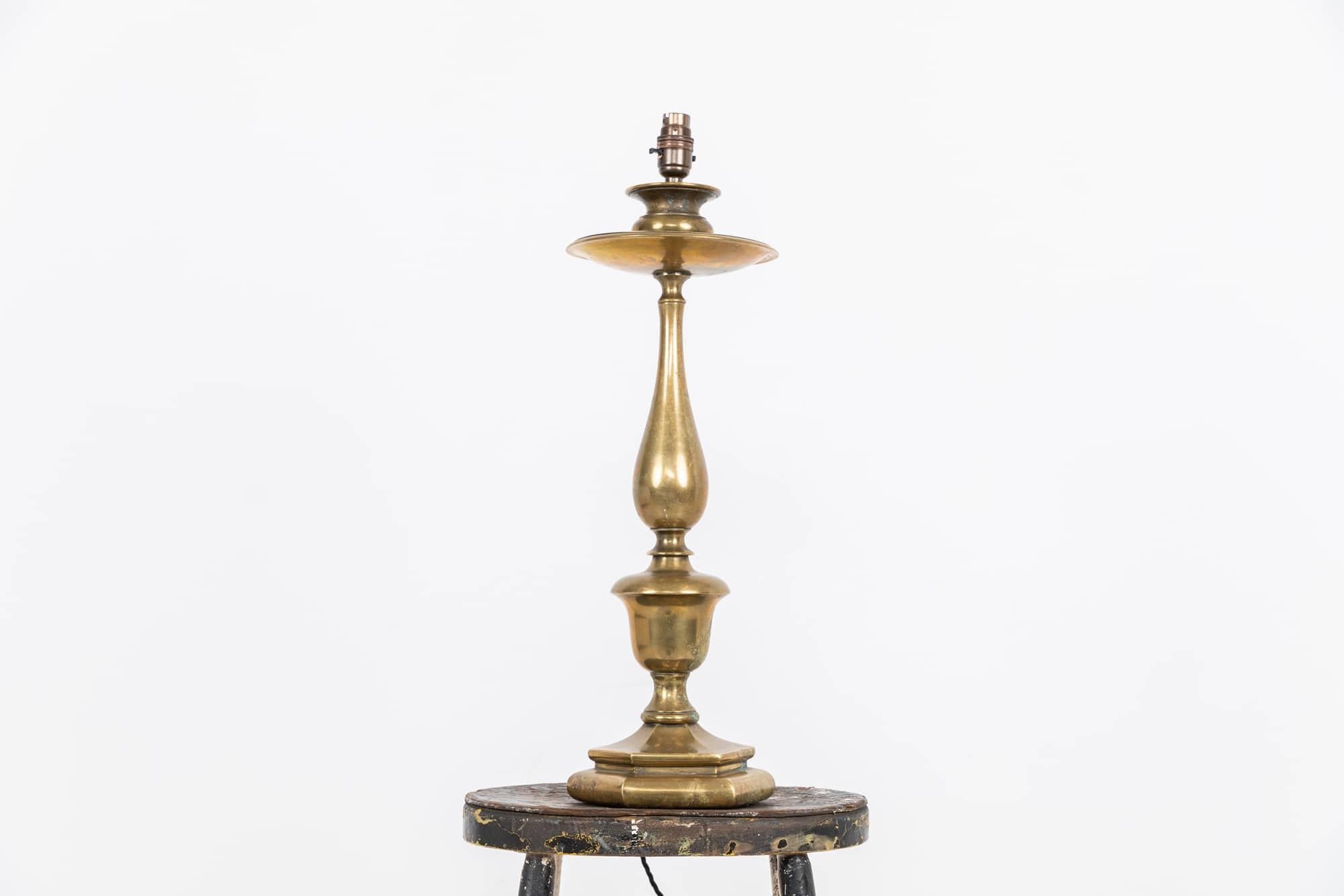 Laiton Ancienne lampe de bureau à colonne en laiton de l'époque édouardienne. c.1900 en vente