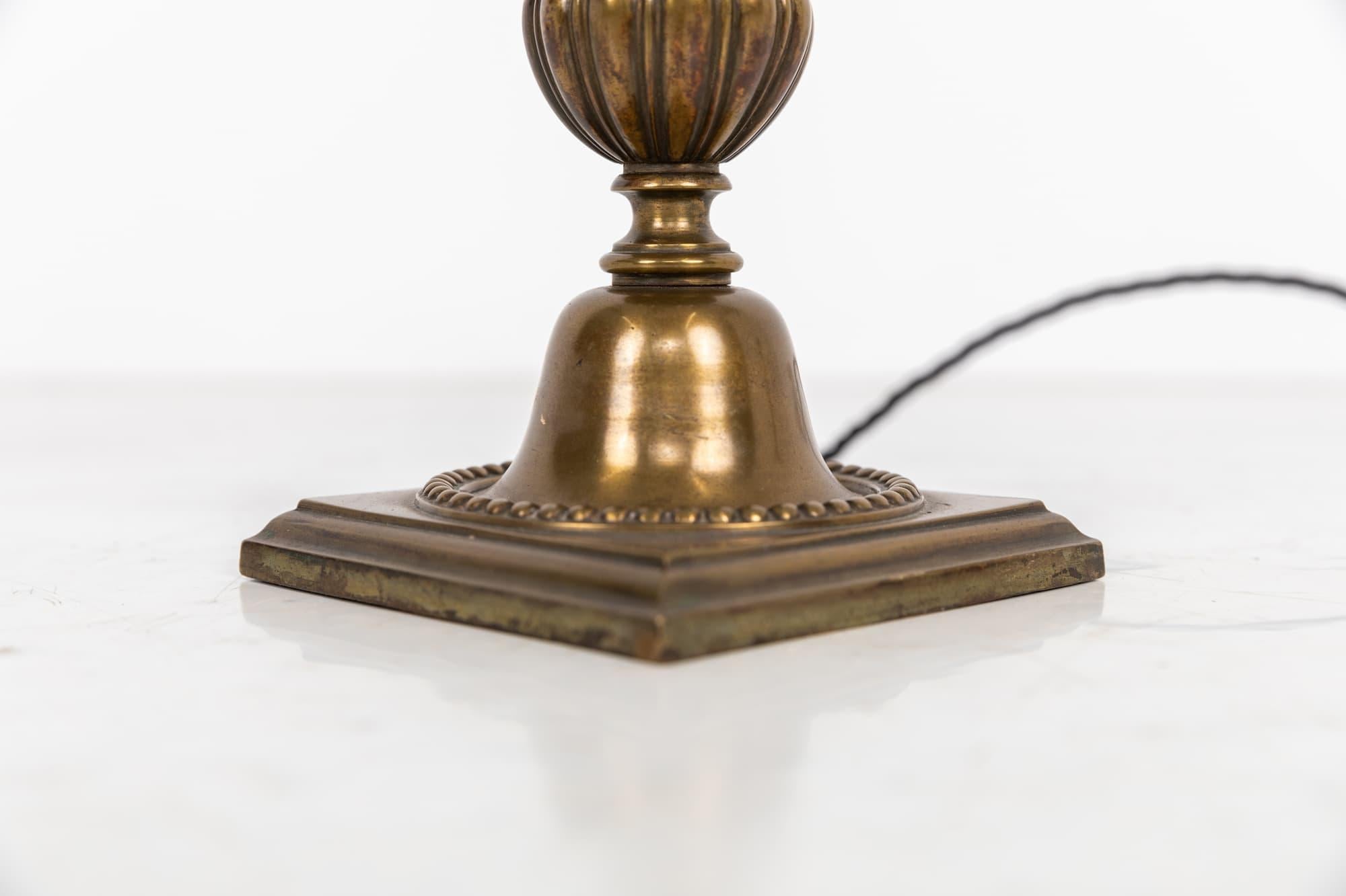 Ancienne lampe de bureau à colonne en laiton de style édouardien, circa 1910 en vente 1