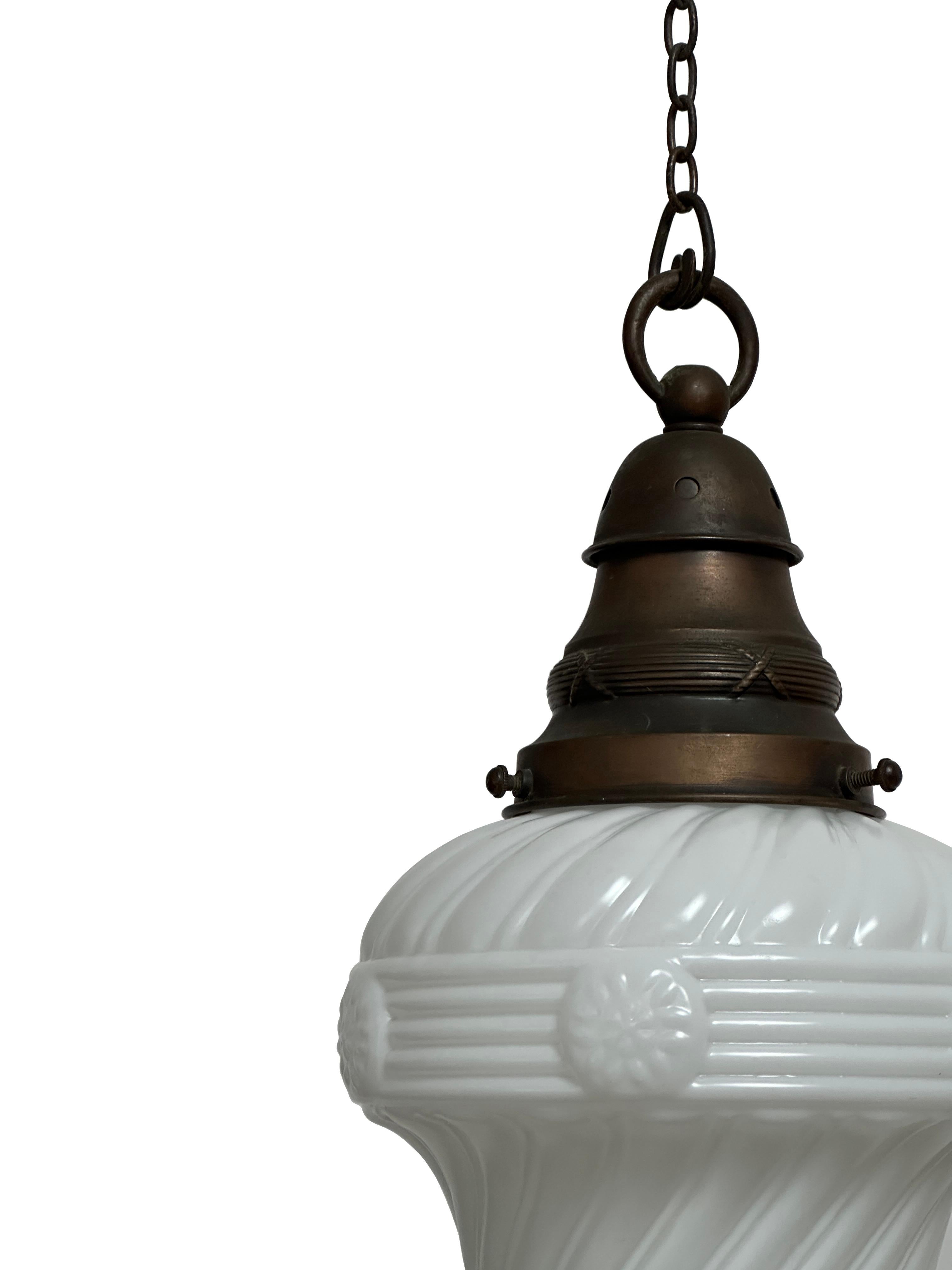 Britannico Antico Vintage Edwardian Satin Opaline Milk Glass Lampada a sospensione da soffitto in vendita