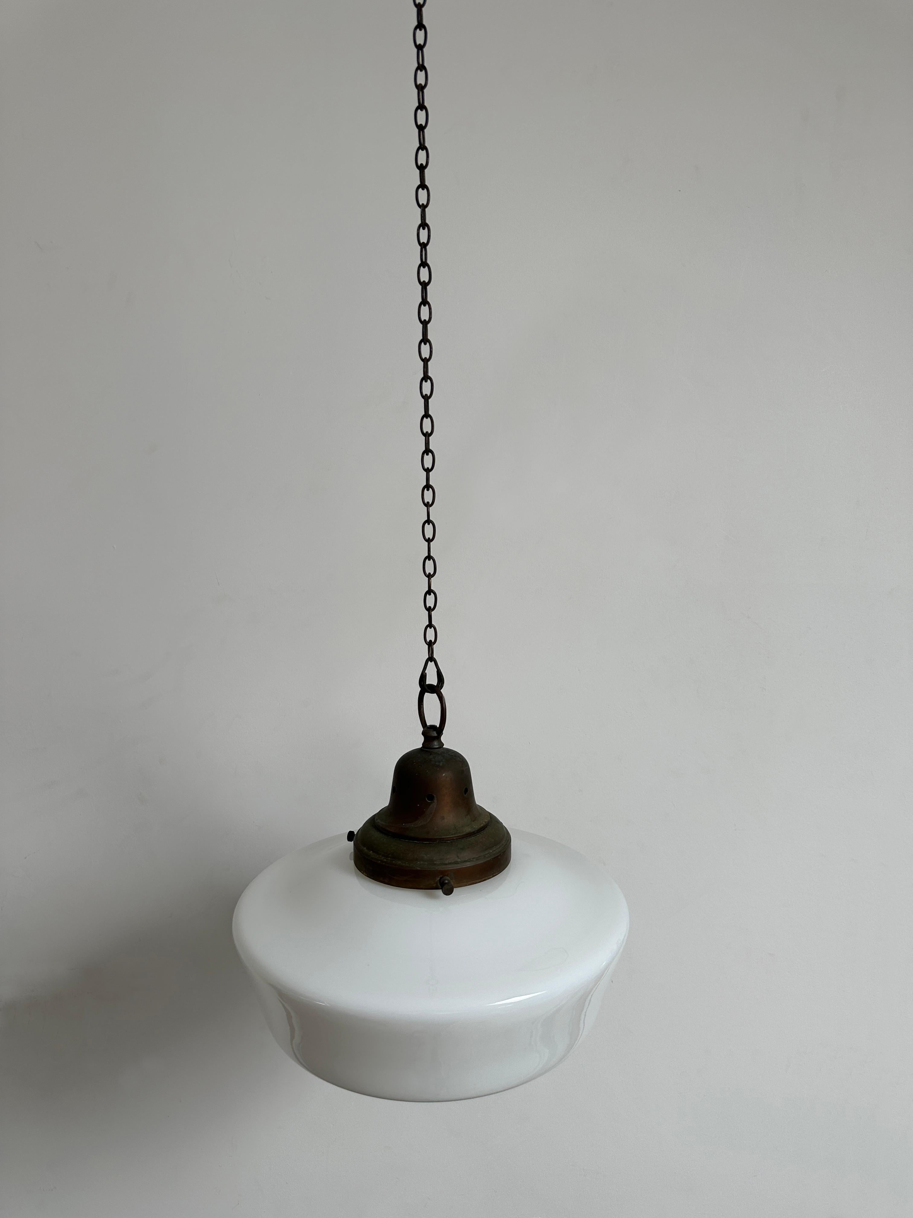 Antigua Lámpara Colgante de Techo de Vidrio Opalino de Leche de Iglesia Inglesa Vintage en Bueno estado para la venta en Sale, GB