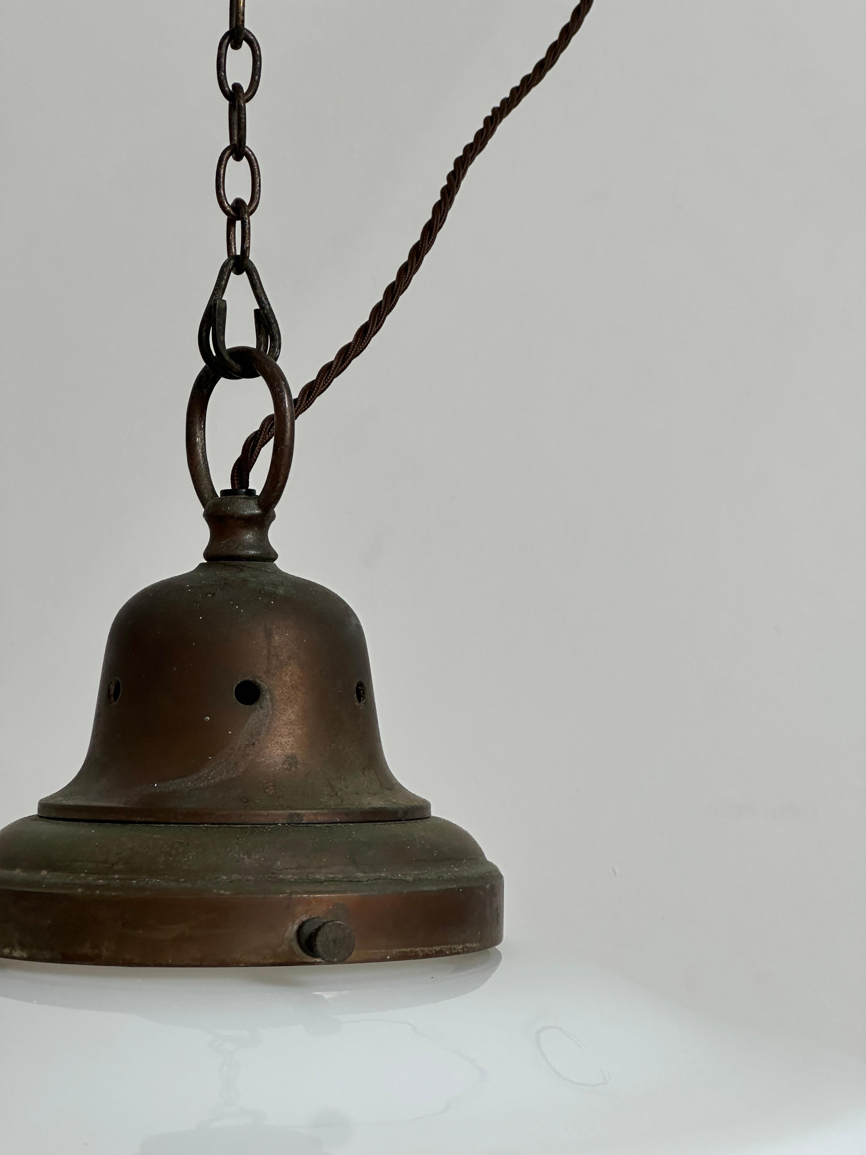 Antigua Lámpara Colgante de Techo de Vidrio Opalino de Leche de Iglesia Inglesa Vintage siglo XX en venta
