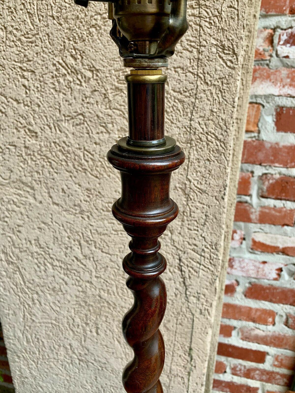 Antique Vintage English Dark Oak Barley Twist Desk Table Buffet Lamp Light In Good Condition In Shreveport, LA