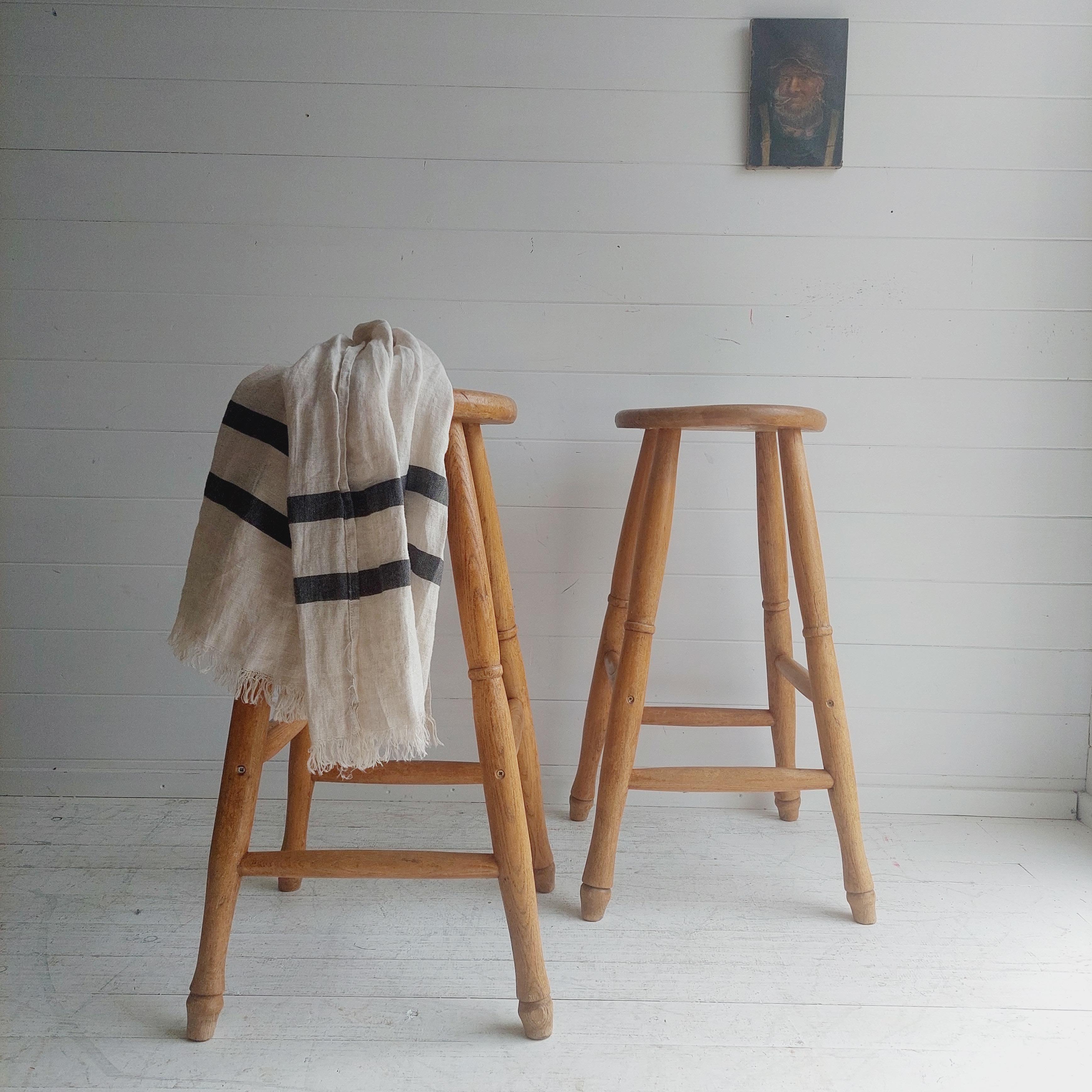 VINTAGE ENGLISH ELM BAR STOOLS CIRCA 1930 SET OF 2

A set of 2 elm barstools with tapered legs and round seats.
The stools were probably made in England in the 1930s.

A lovely country, cottage rustic style set, either perfect for antique /rustic