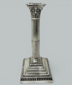 Antiker Vintage-Kerzenleuchter aus englischem Sterlingsilber im korinthischen Säulendesign