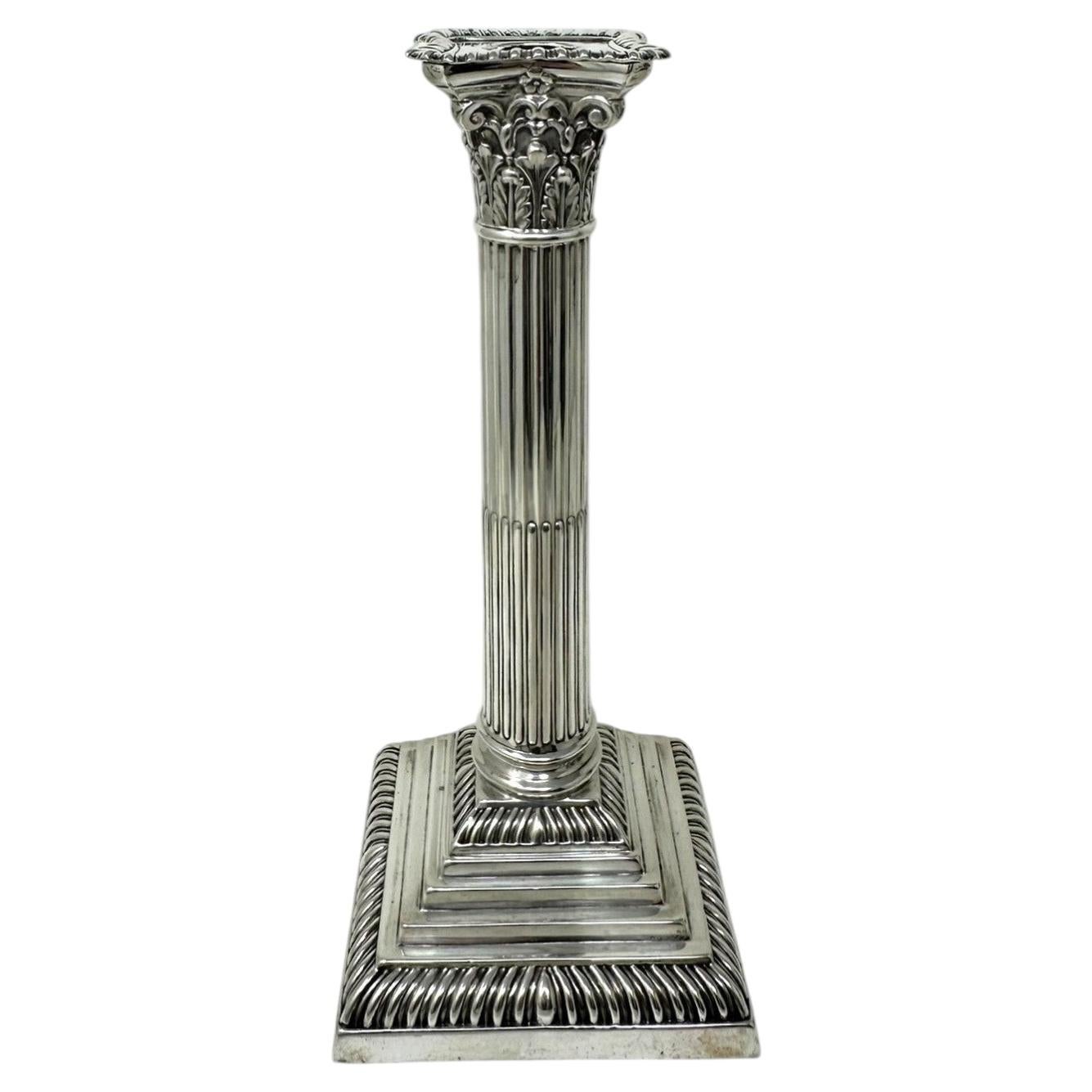 Candelabro antico inglese in argento sterling con colonne corinzie