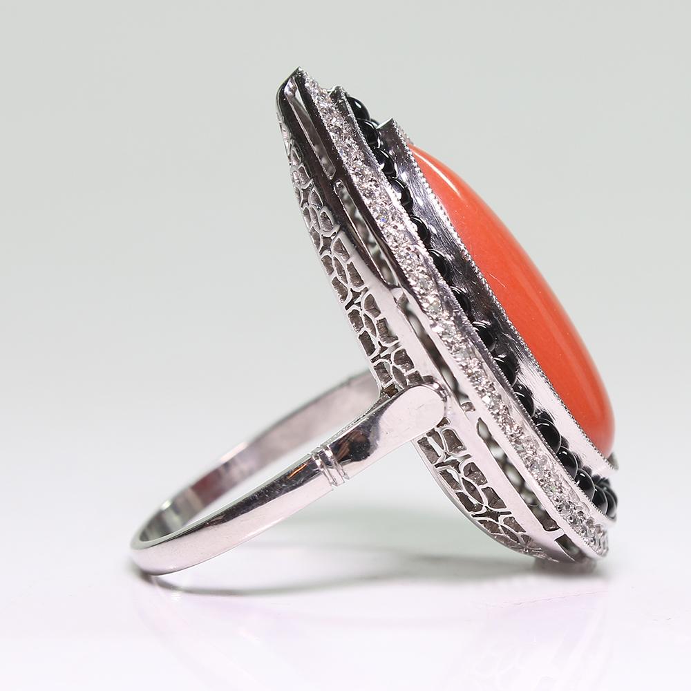 Antiker Vintage-Ring aus Platin mit Koralle, Diamant und Onyx (Tropfenschliff) im Angebot