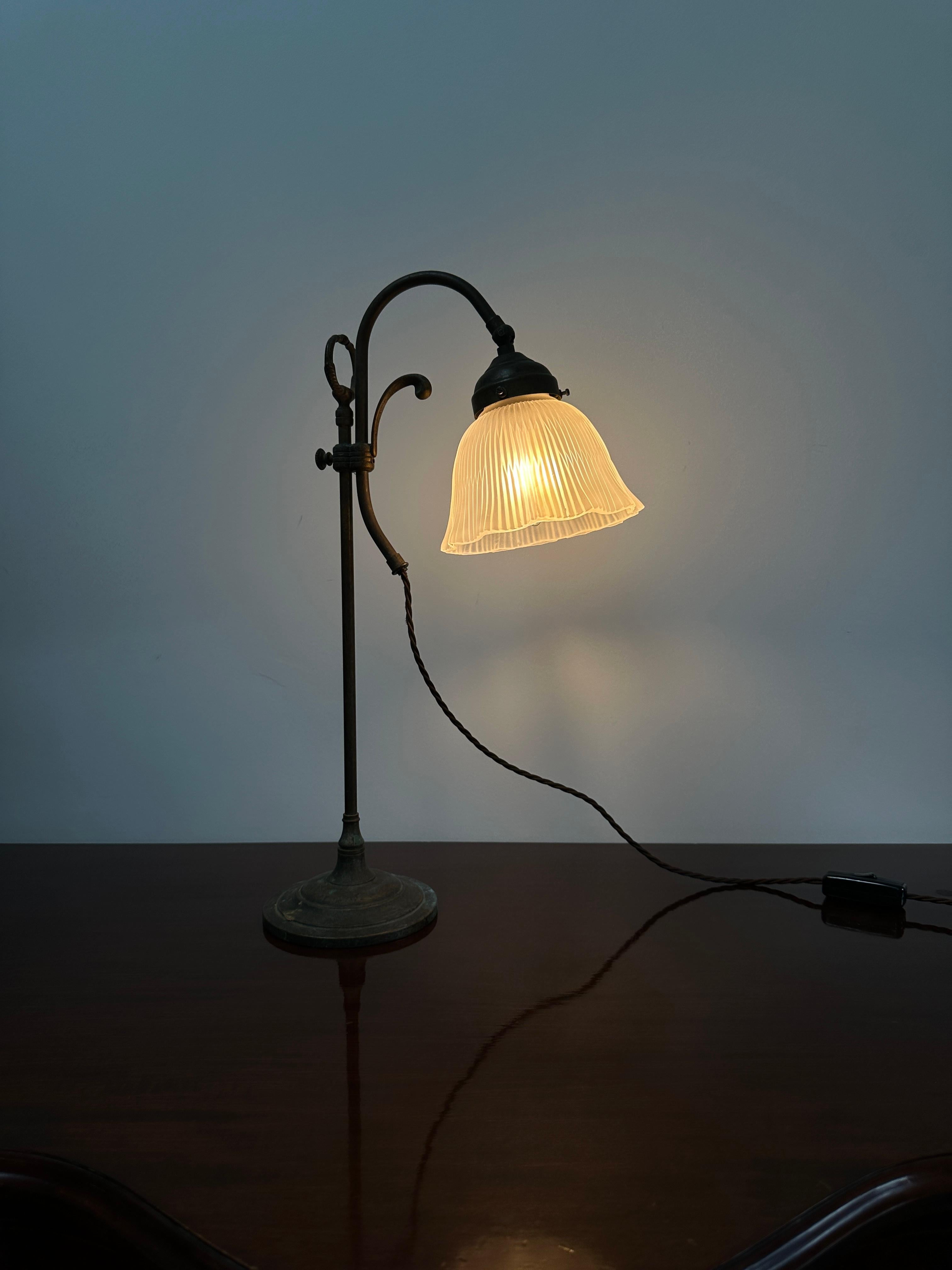 - Magnifique lampe de table décorative en laiton doré fondu avec abat-jour en verre opaque, France vers 1930.                                                                                                                    - La lampe est dans un