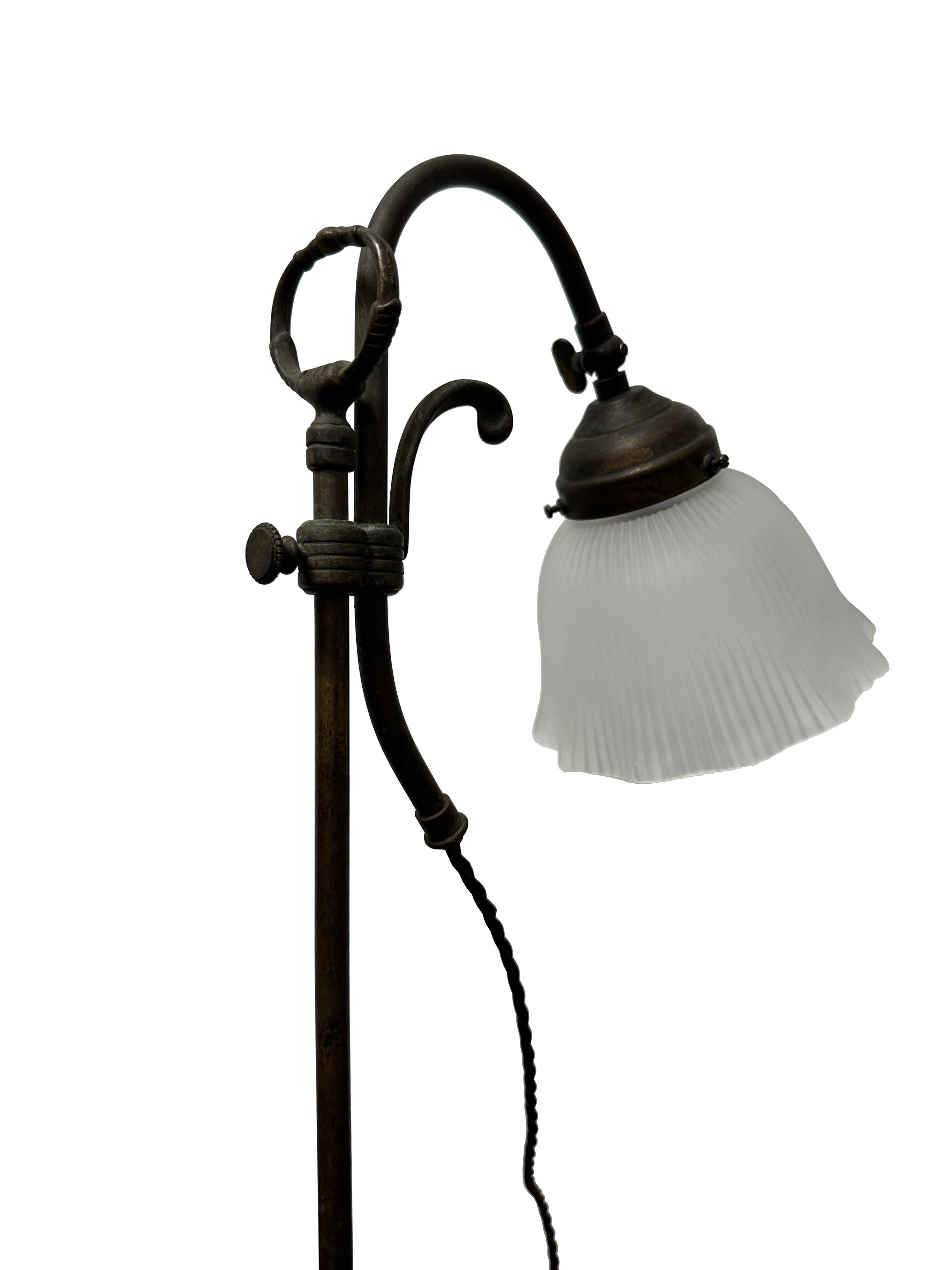20ième siècle Antique Vintage Français Ajustable Bronze Opaque Lampe de Bureau Table Cou de Swan Light en vente