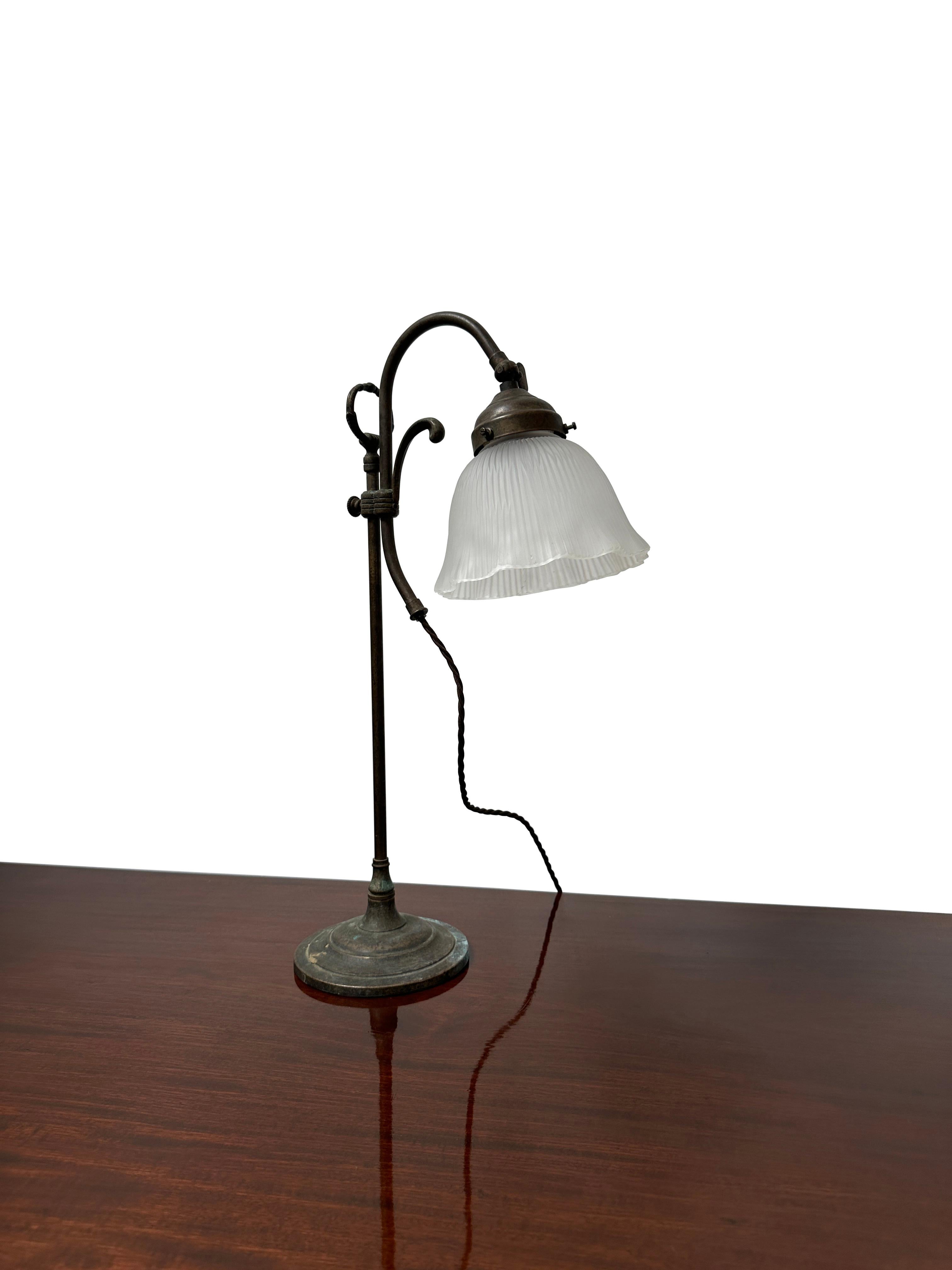 Laiton Antique Vintage Français Ajustable Bronze Opaque Lampe de Bureau Table Cou de Swan Light en vente