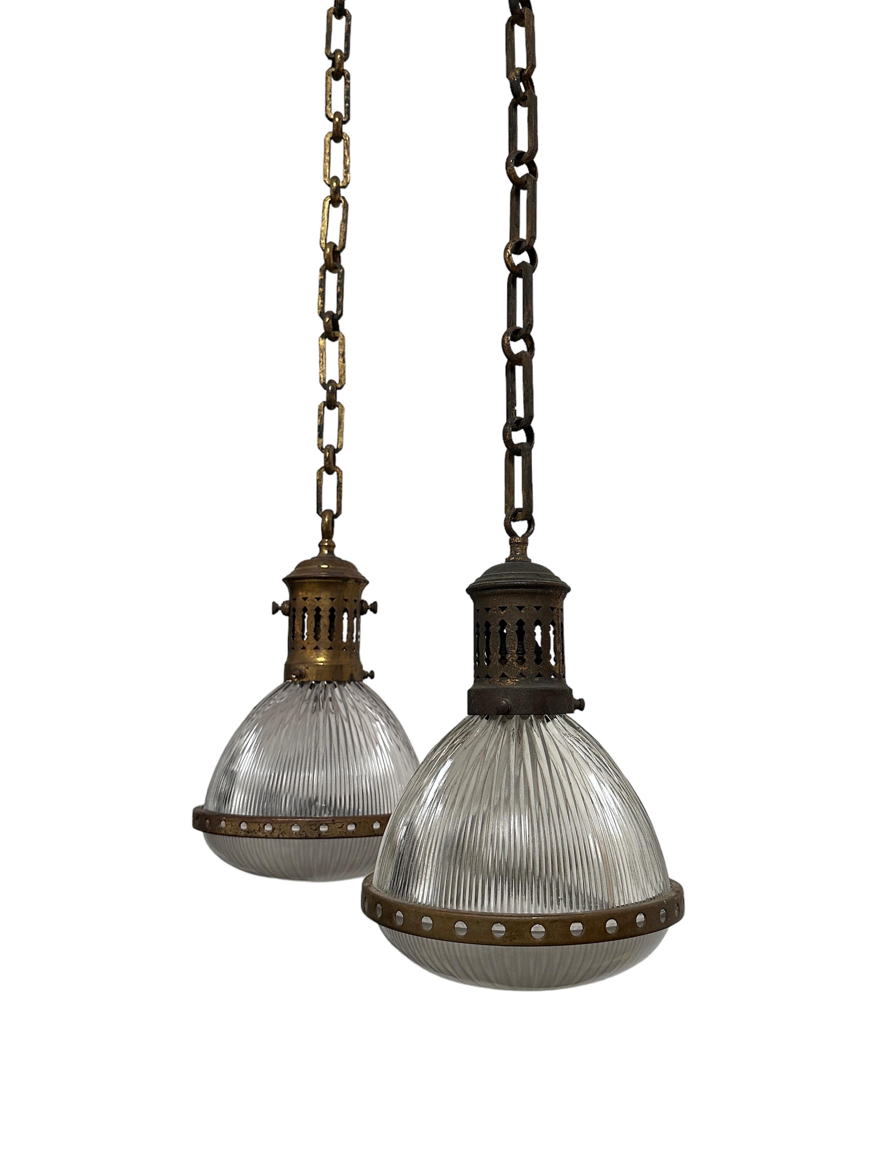 20ième siècle Antique Vintage Français Caged Teardrop Glass Holophane Ceiling Suspension Light Lamp
