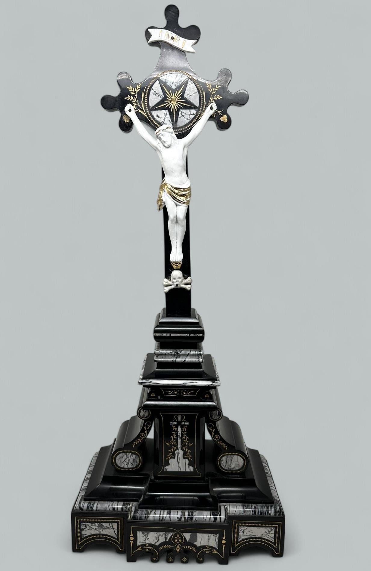 Un exemple exceptionnel de qualité muséale d'une figurine en parian (porcelaine non émaillée) bien coulée représentant Jésus-Christ cloué sur une croix en marbre noir de proportions impressionnantes, soutenue par un socle rectangulaire en marbre