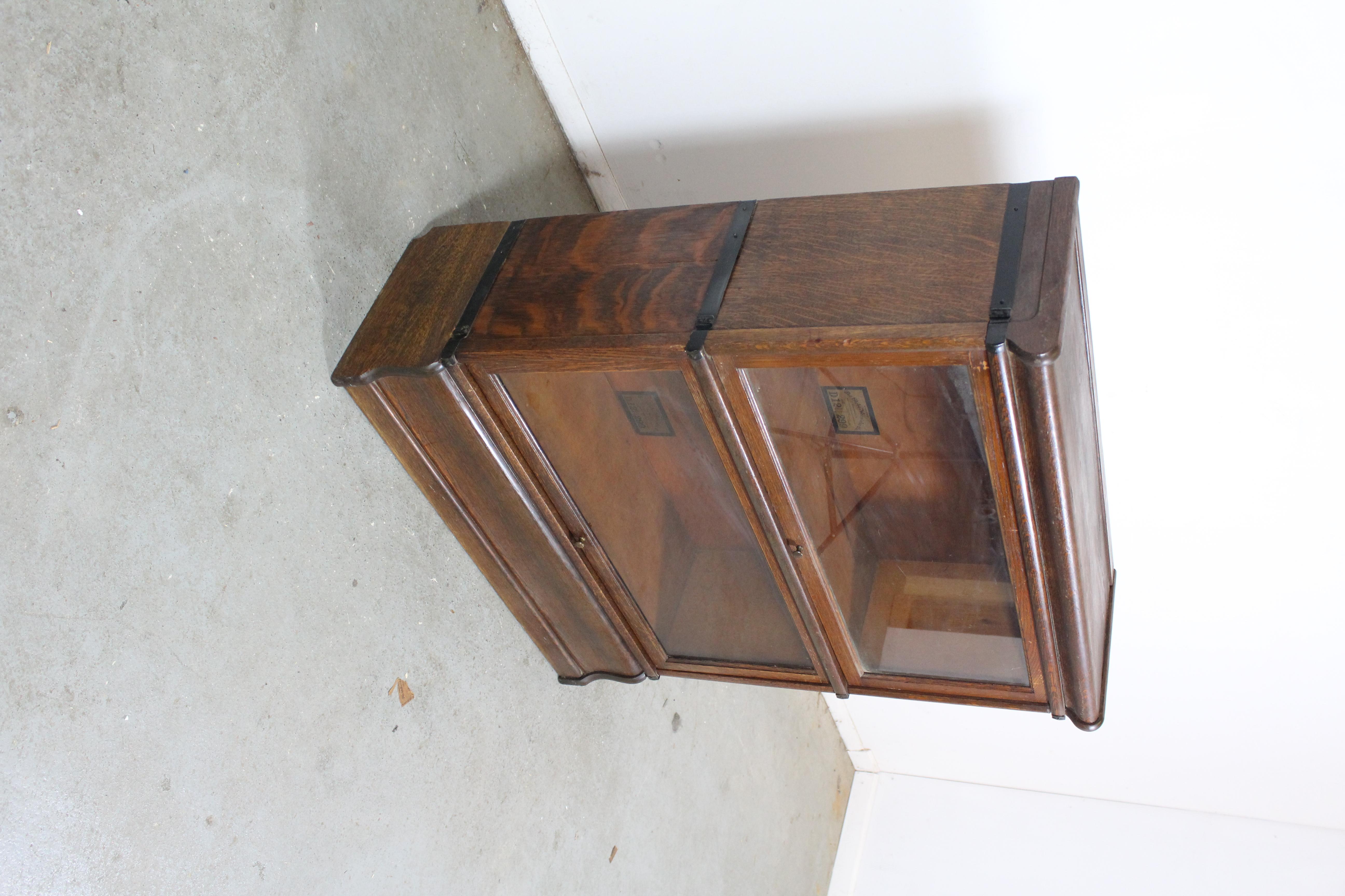 Vintage/antique Globe Wernicke oak 2 stack bookcase

Offered is a vintage two-piece oak bookcase. It can disassemble into the two pieces with a removable top and bottom. This piece is manufactured by Globe Wernicke. Each stack has a glass cover