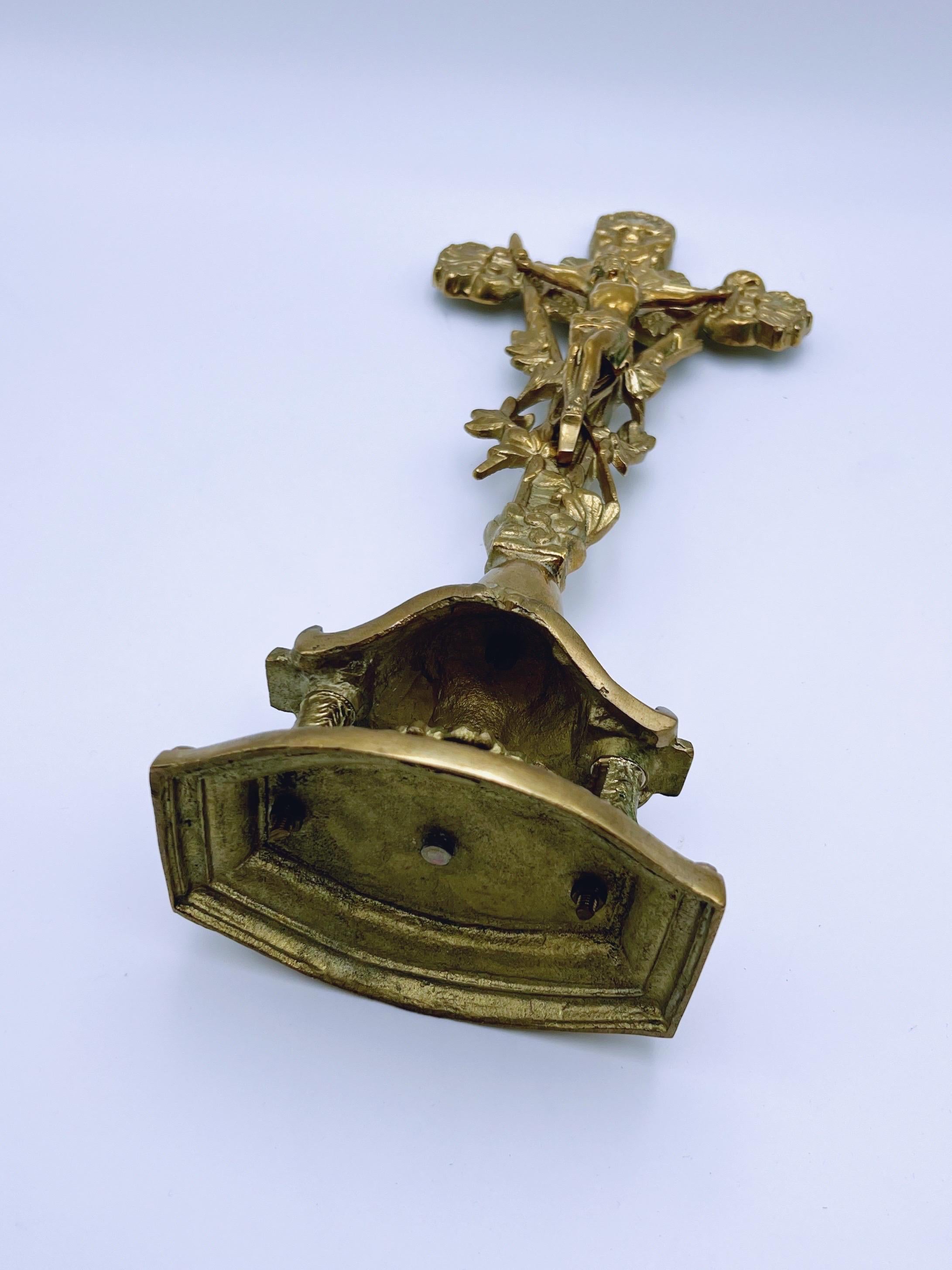 Crocifisso d'altare gotico antico/vecchio, Croce da tavolo in ottone/bronzo in vendita 3