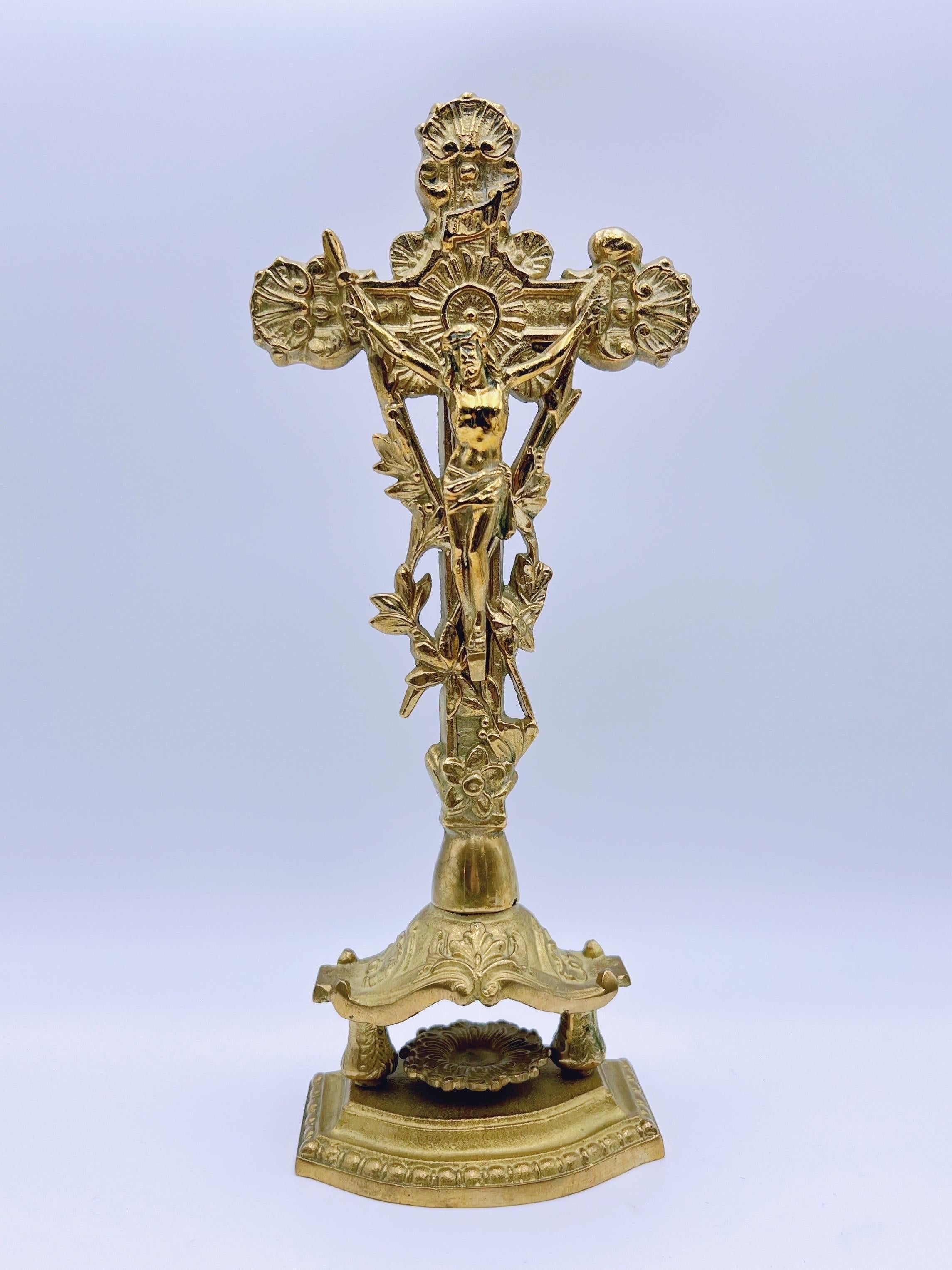 Crocifisso da tavolo libero riccamente decorato / Croce e Corpo di Cristo della prima metà del XX secolo.

Stile gotico, realizzato in ottone/bronzo, con una bella patina. In ottime condizioni vintage, con lievi segni di usura dovuti all'età.