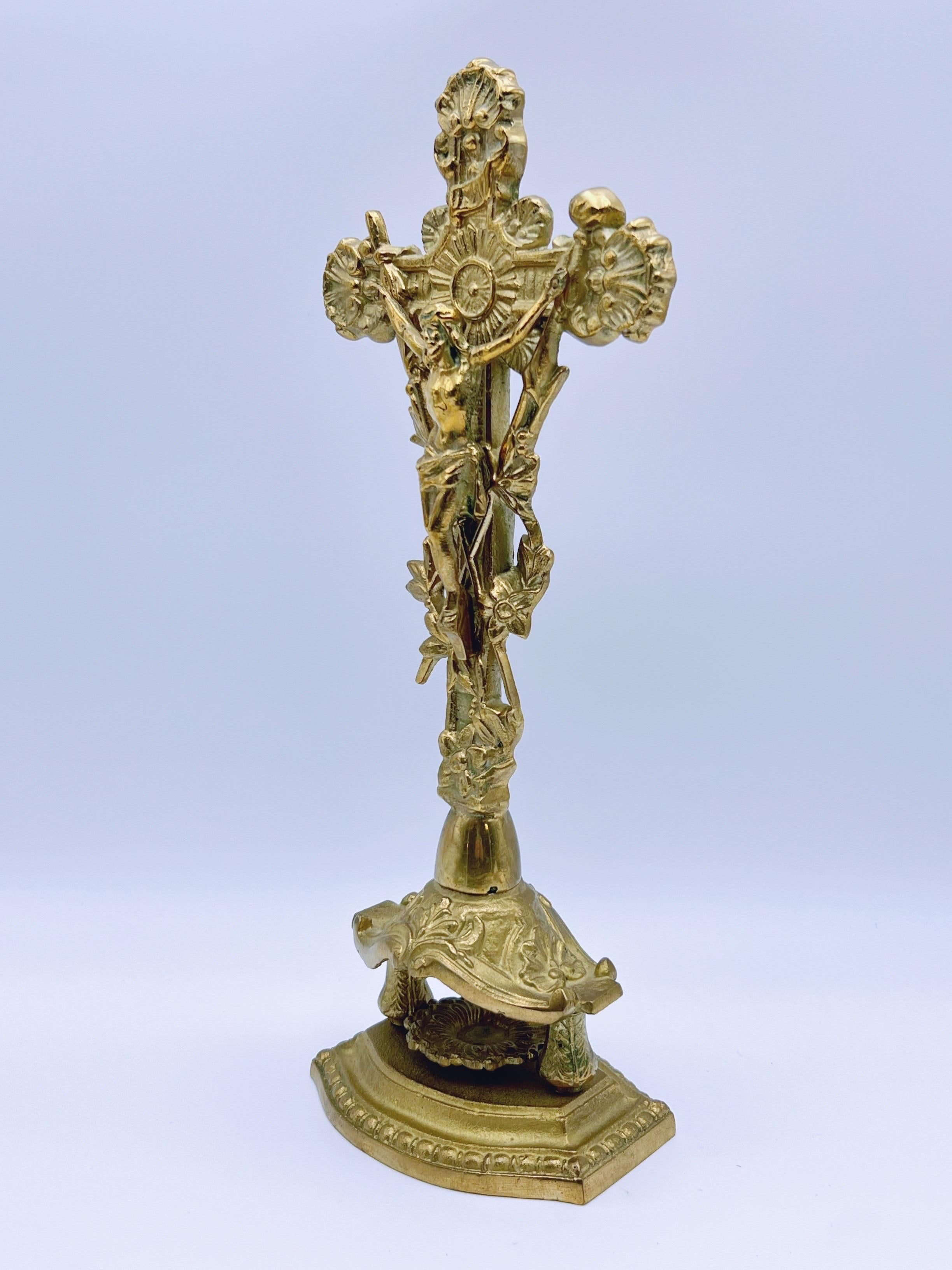 Neogotico Crocifisso d'altare gotico antico/vecchio, Croce da tavolo in ottone/bronzo in vendita