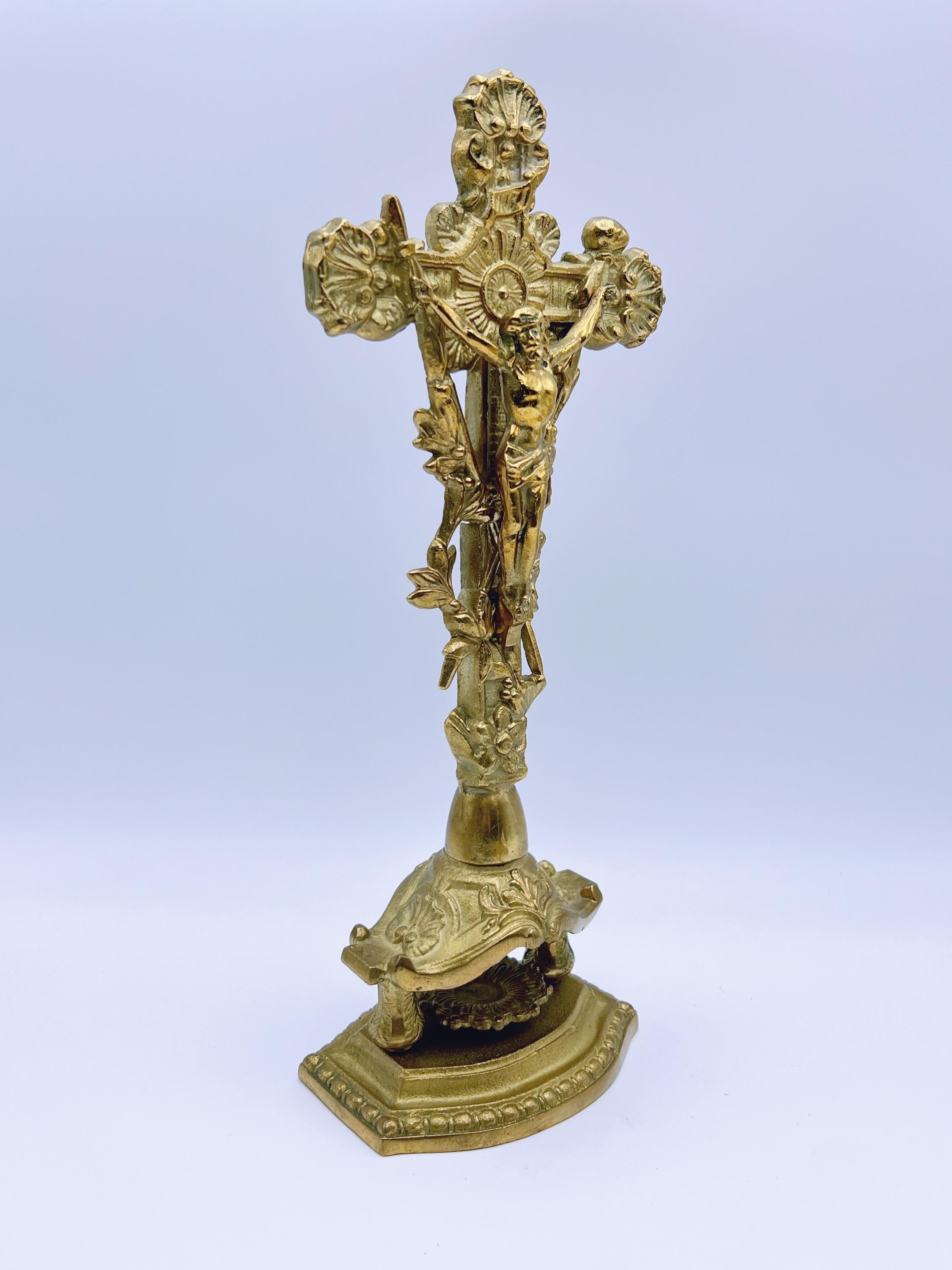 Europeo Crocifisso d'altare gotico antico/vecchio, Croce da tavolo in ottone/bronzo in vendita