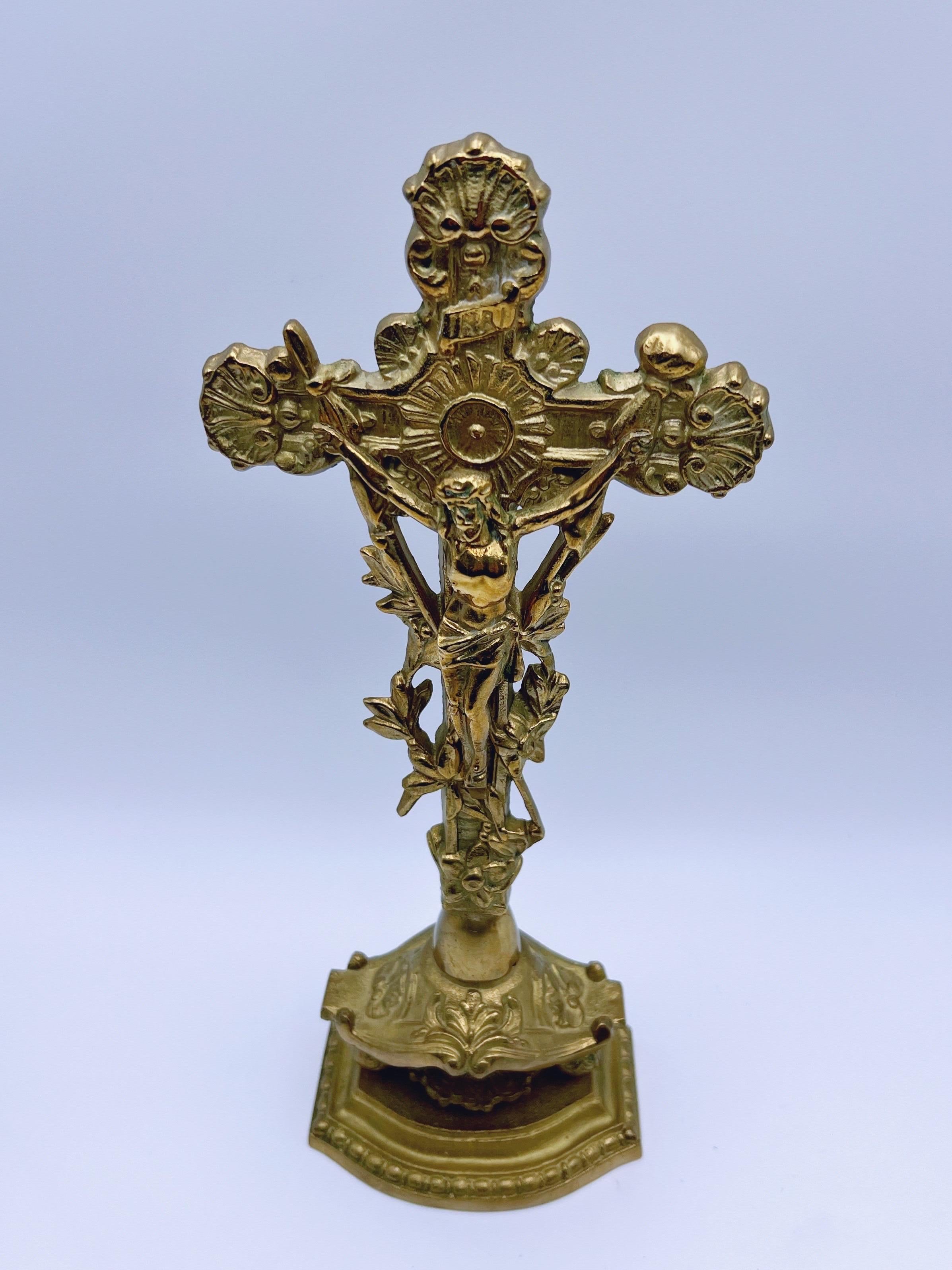 Crocifisso d'altare gotico antico/vecchio, Croce da tavolo in ottone/bronzo In condizioni buone in vendita a Skien, NO